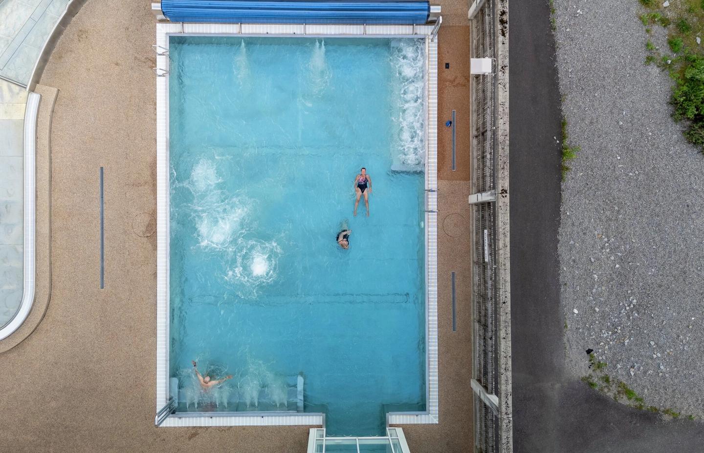 Folk i svømmebasseng