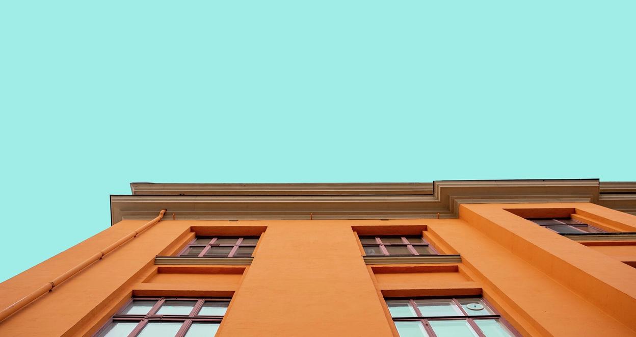 Fasaden på et urbant bygg