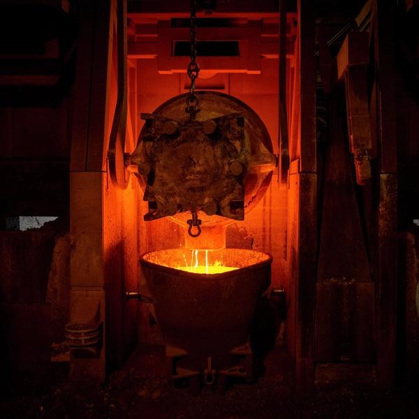 Flytende mangan helles over i en stor kjele.