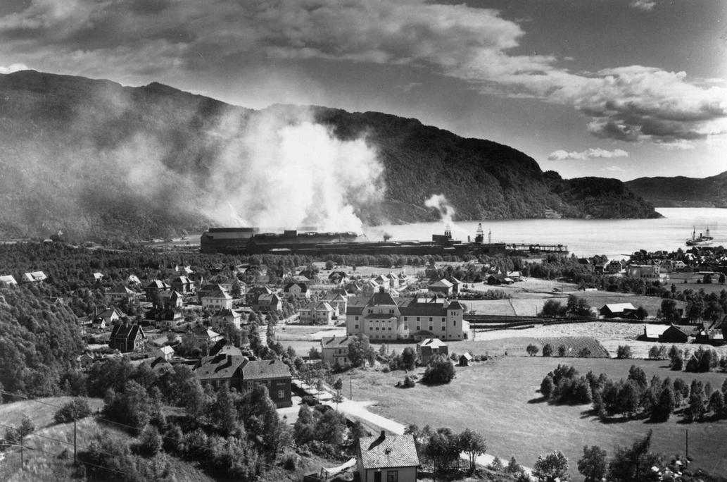 Røyk fra smelteverket siver ut over Sauda.