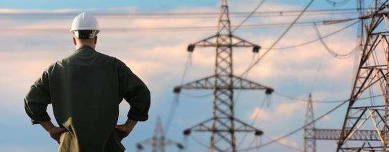 Ansatt står og skuer ut over kraftledninger
