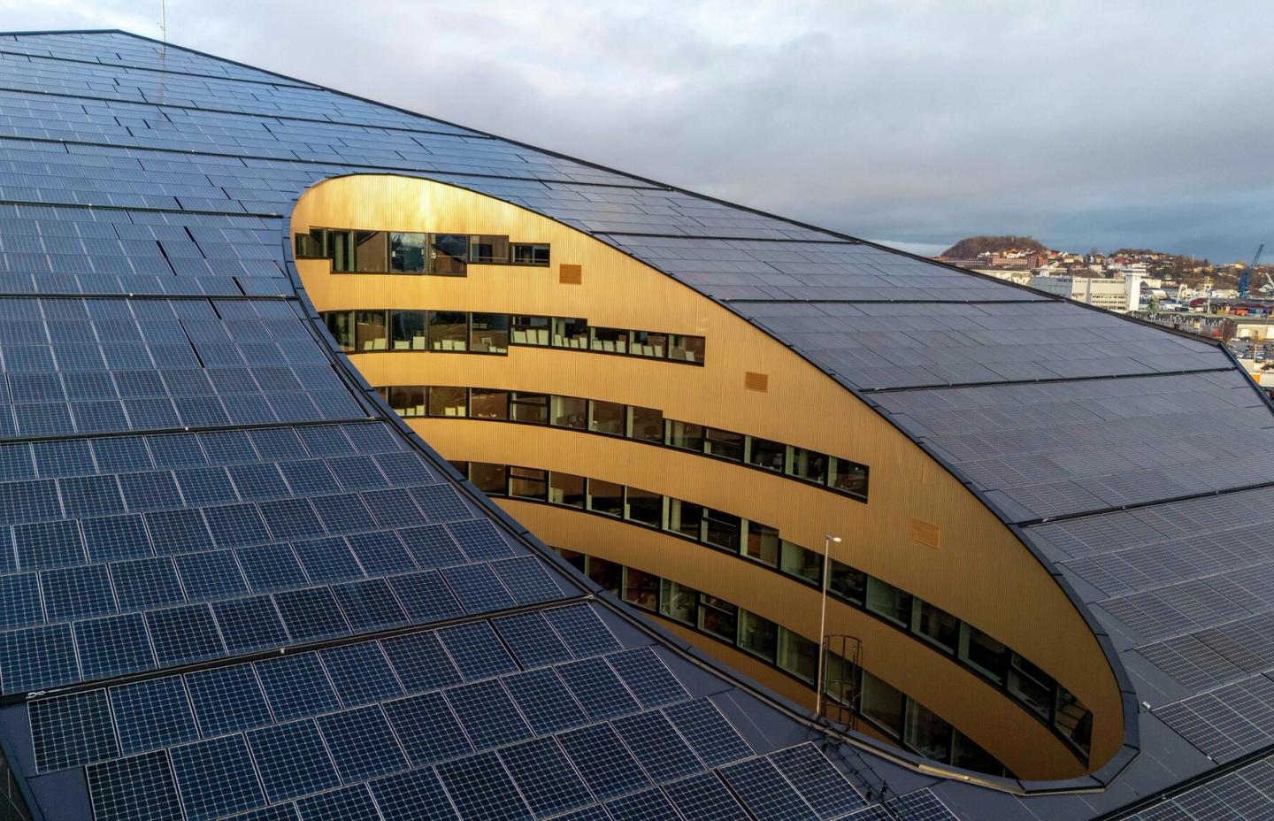 Taket til bygningen og atriumet i midten.