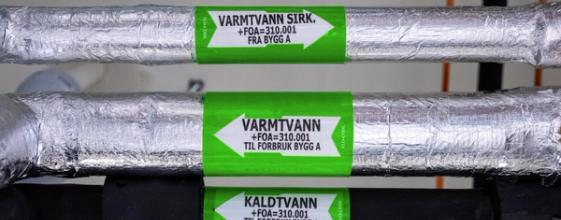 Rør merket med "varmtvann" og "kaldtvann"
