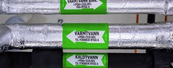 Rør merket med "varmtvann" og "kaldtvann"