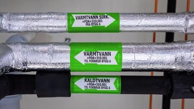 Rør merket med "varmtvann" og "kaldtvann"