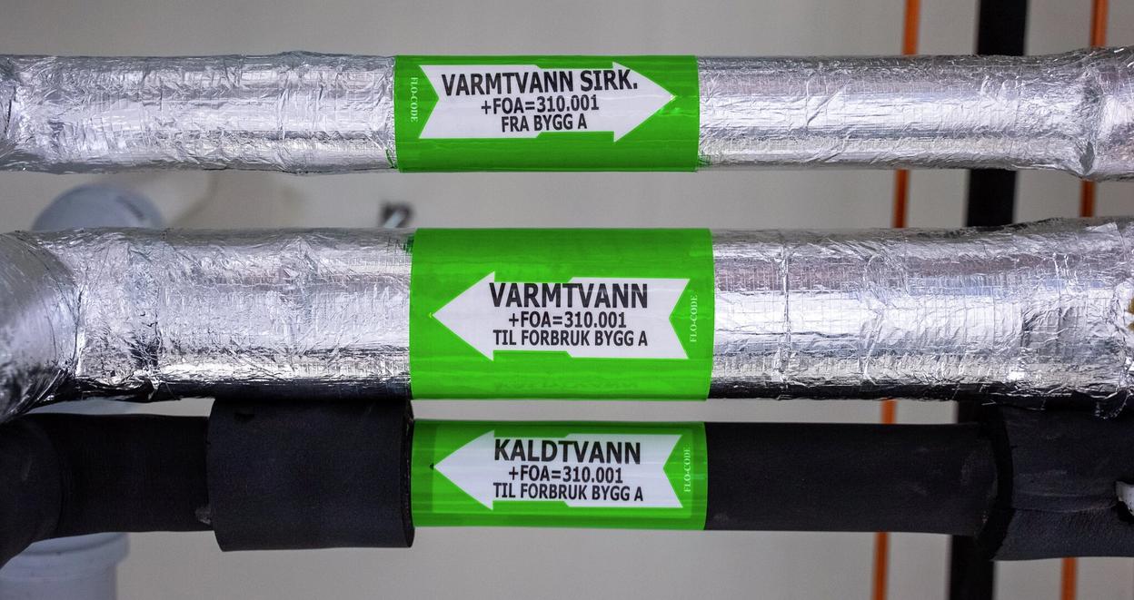 Rør merket med "varmtvann" og "kaldtvann"