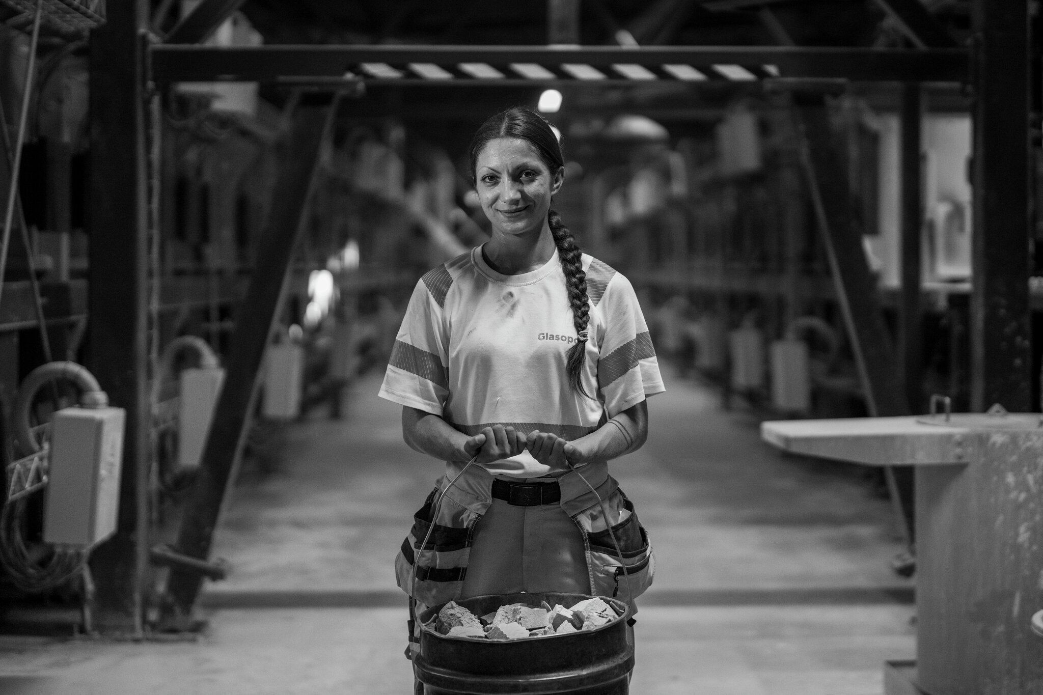 En kvinnelig arbeider i fabrikken.