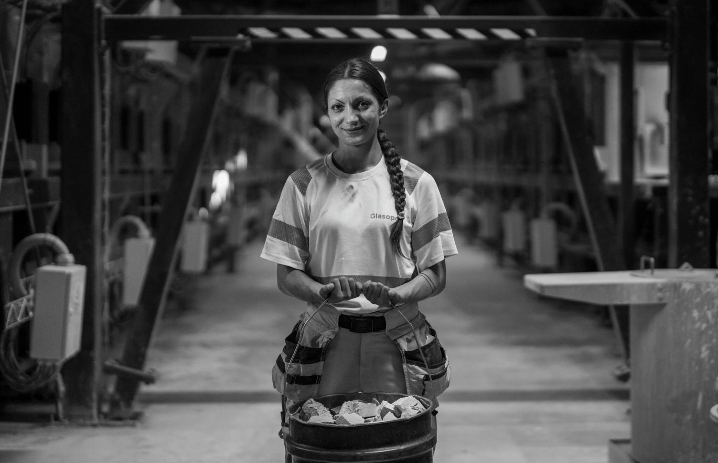 En kvinnelig arbeider i fabrikken.