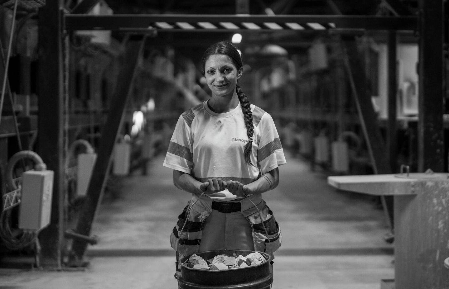 En kvinnelig arbeider i fabrikken.