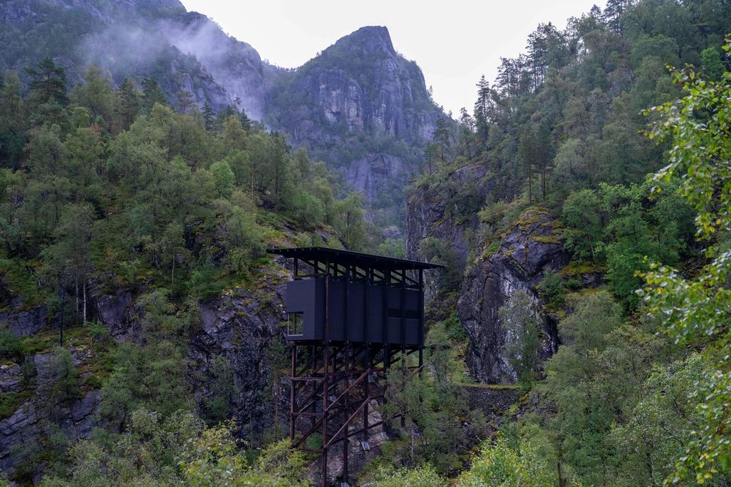 Foto av natur og et utkikkstårn.