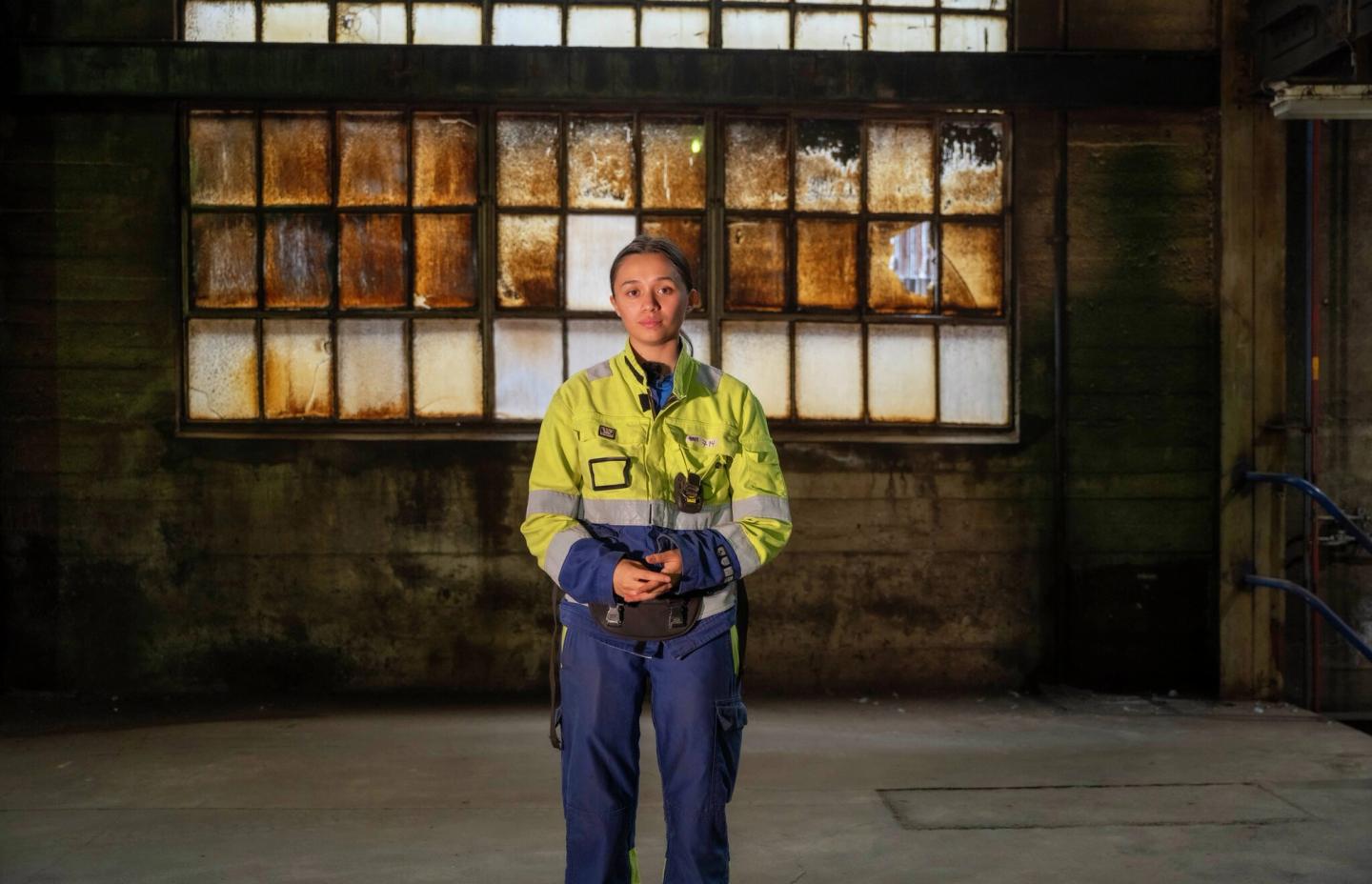 En ung kvinne i arbeidstøy