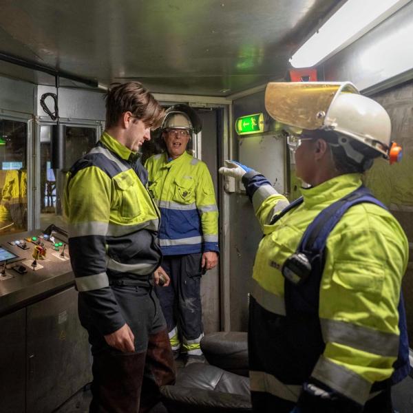 Arbeidere inne på smelteverket.