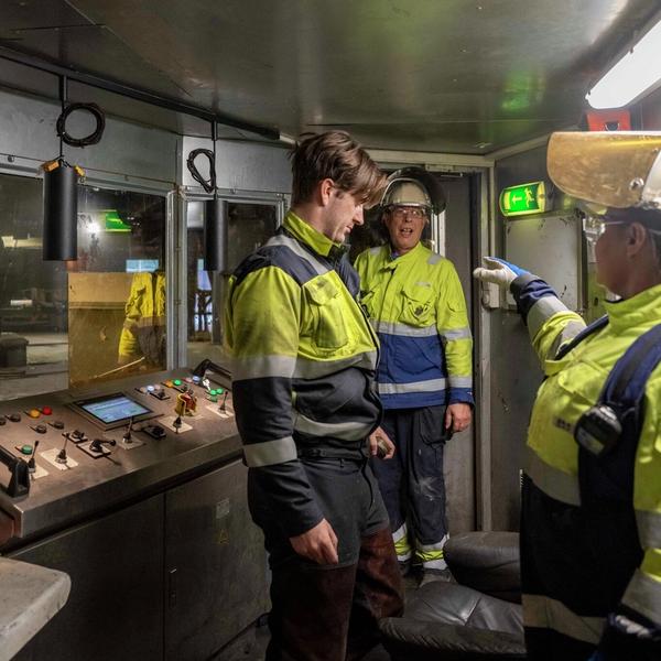 Arbeidere inne på smelteverket.