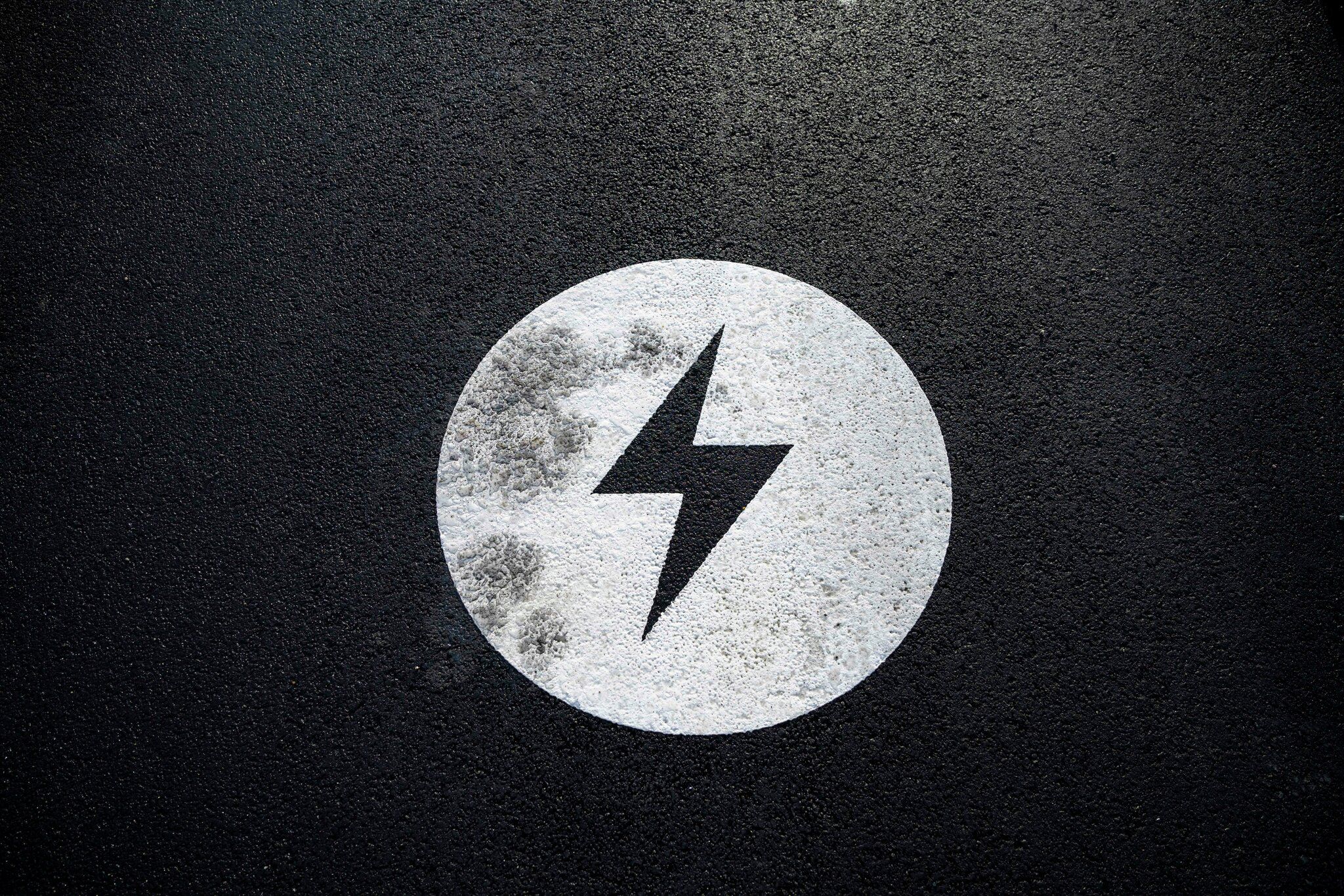 Bilde av lademerke i asfalt.
