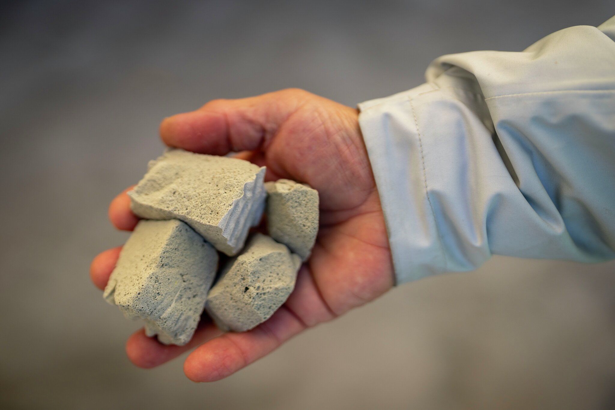 En hånd som holder skumglassbiter.