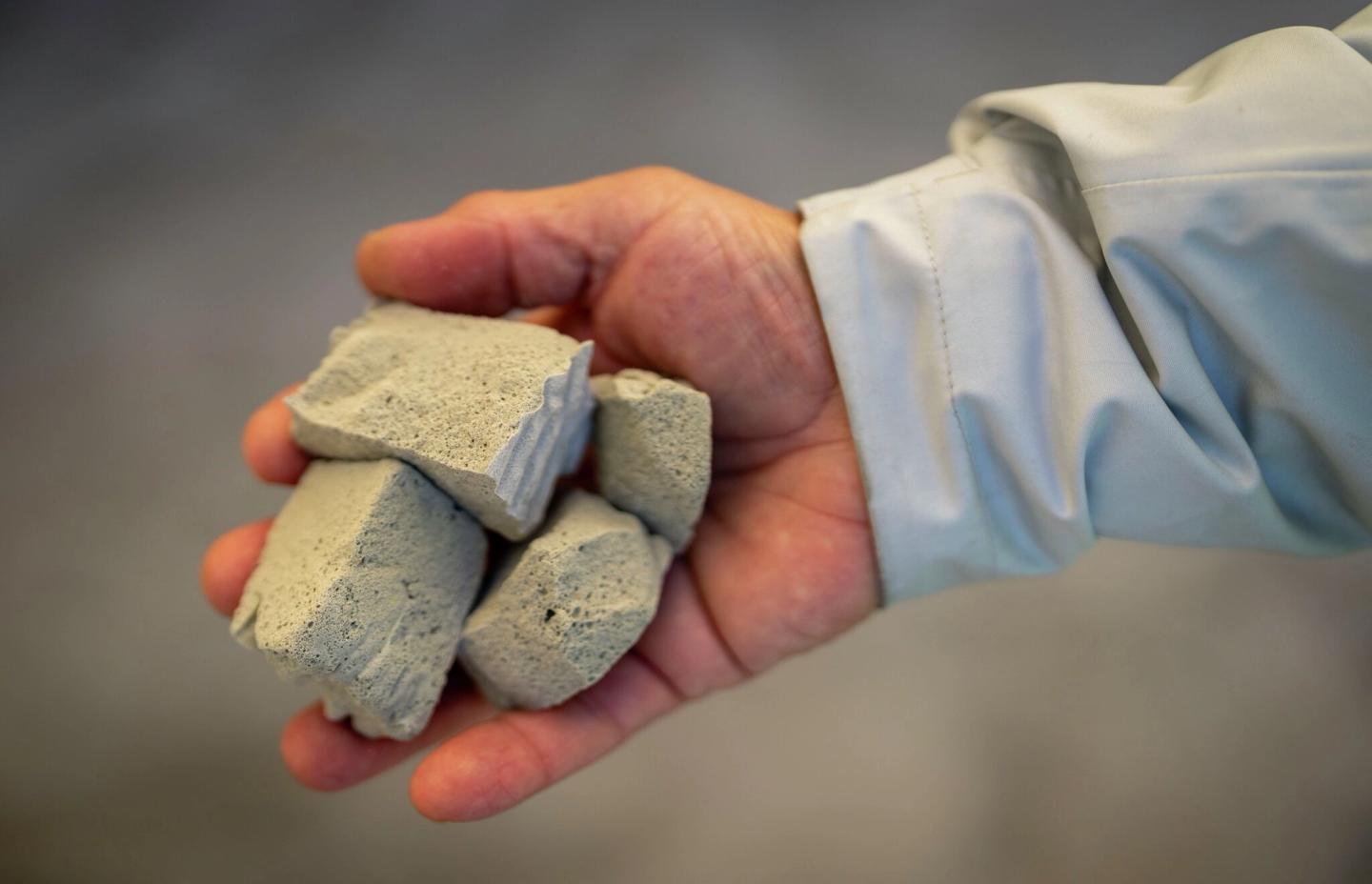 En hånd som holder skumglassbiter.