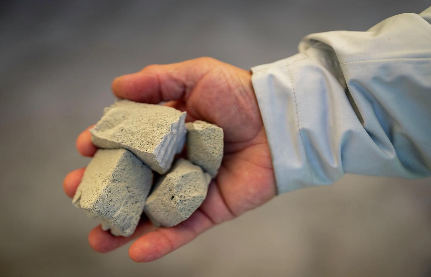 En hånd som holder skumglassbiter.