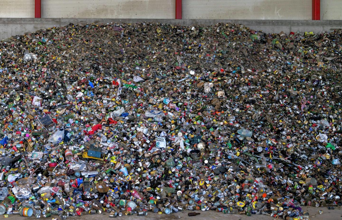 Hermetikk og glass om en annen i en stor søppelhaug.