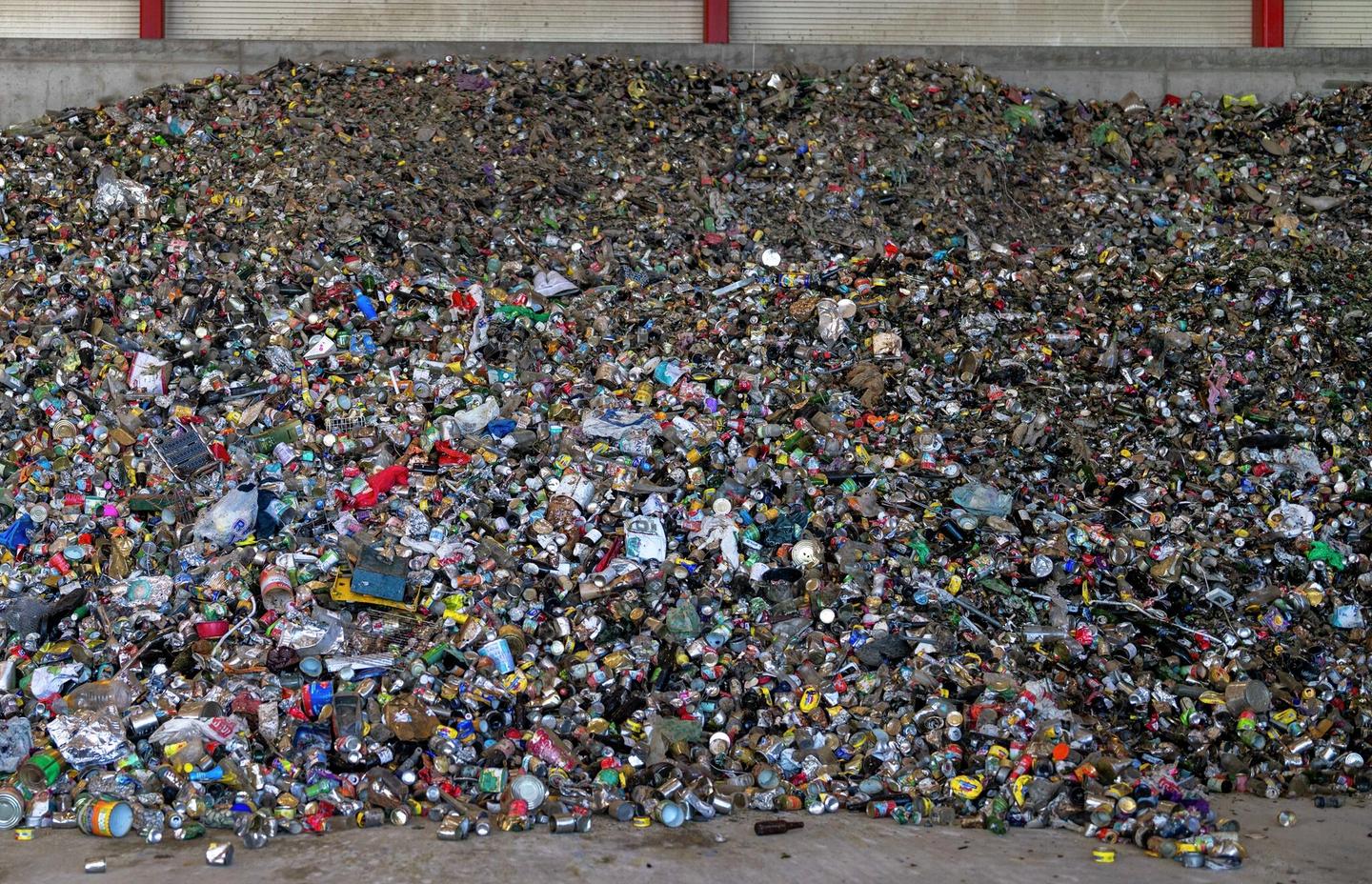 Hermetikk og glass om en annen i en stor søppelhaug.