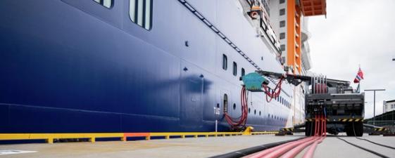 Landstrømsystem ombord et cruiseskip til havn
