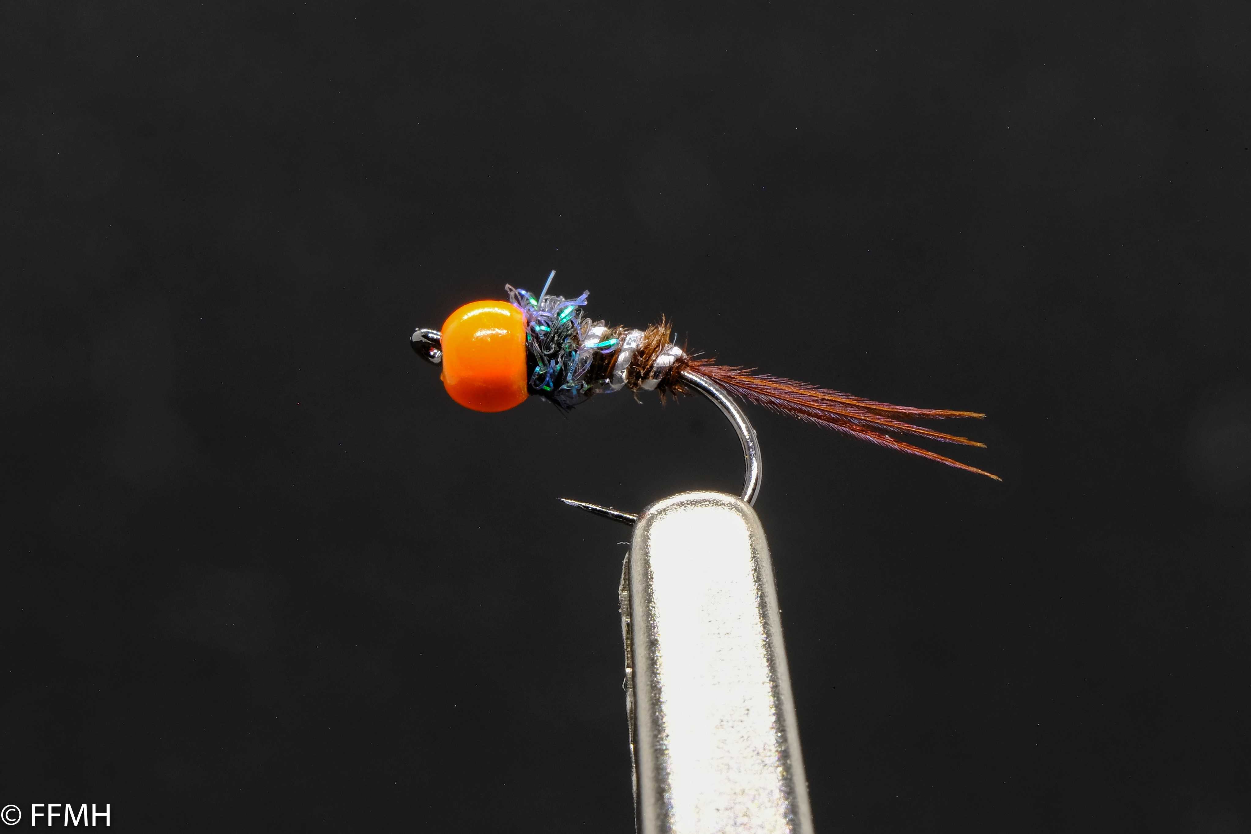 Orange Head Pheasant Tail – handgebundene Nymphe mit auffälligem orangem Kopf, schimmerndem Thorax und natürlichem Fasanenschwanz, liebevoll gestaltet für präzise Fischerei