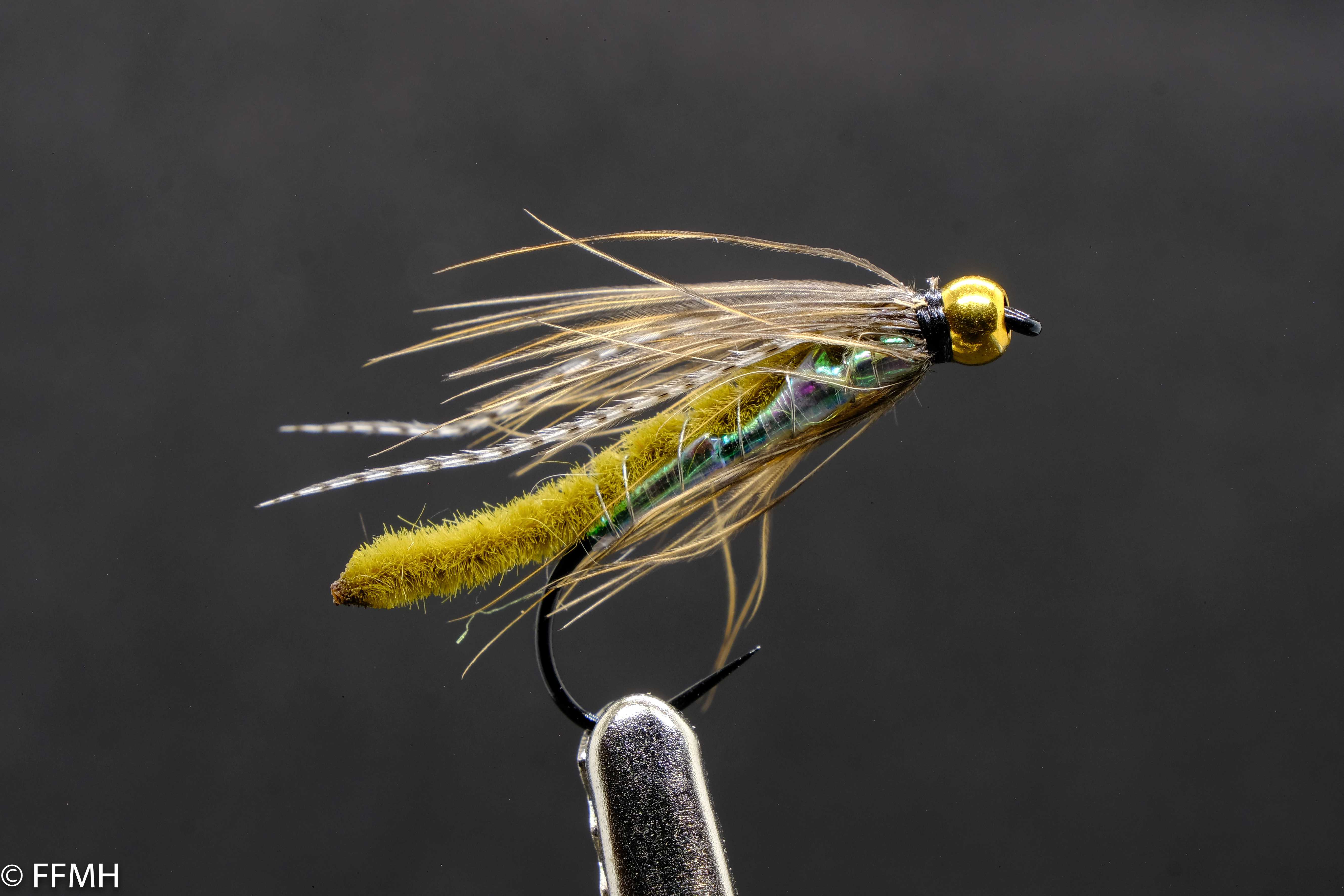 Caddis Pupa Olive – handgebundene Nymphe in Olivgrün mit Goldkopf und weichem Fibernbesatz, naturgetreue Köcherfliegenlarve für feines Fliegenfischen und naturverbundene Momente am Wasser