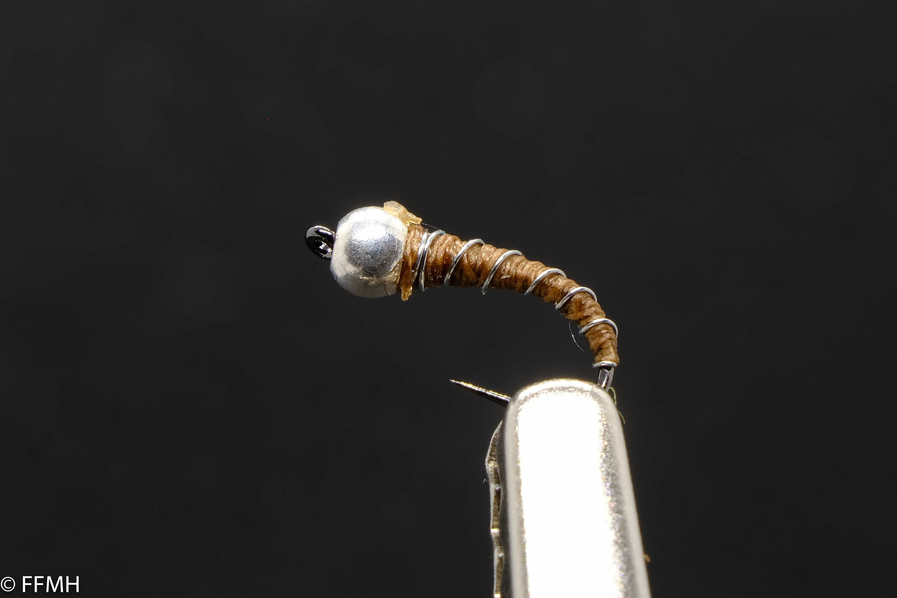 Zebra Midge – schlanke, handgebundene Midge-Nymphe mit silbernem Kopf und segmentiertem braunem Körper, dezente Imitation einer Zuckmückenlarve für klare Gewässer und feines Fliegenfischen