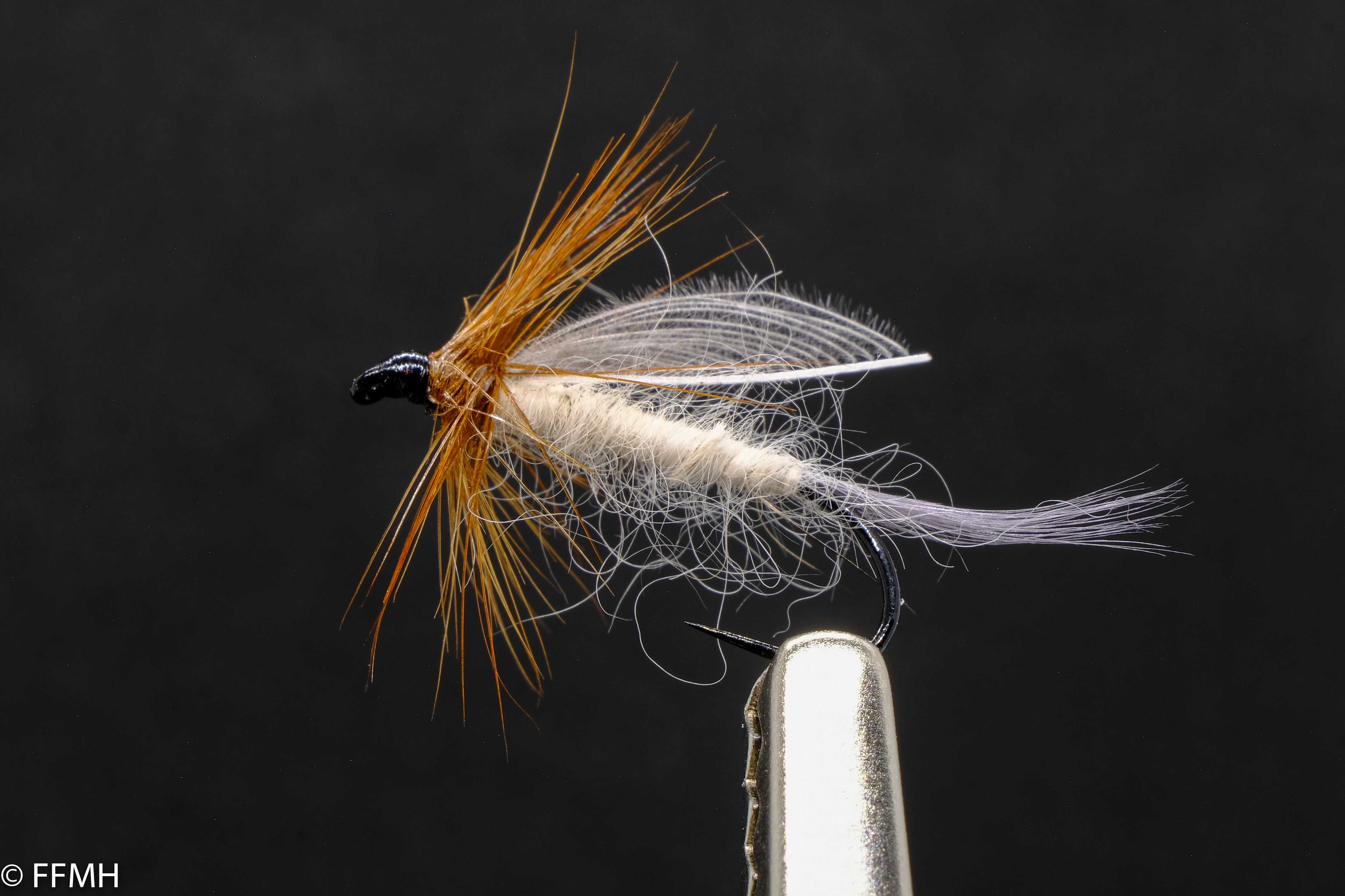 Classic Dry Fly Brown White – fein gebundene Trockenfliege mit weißem Körper, filigranem Flügel und brauner Hechel, klassische Imitation heller Eintagsfliegen bei klaren Lichtverhältnissen