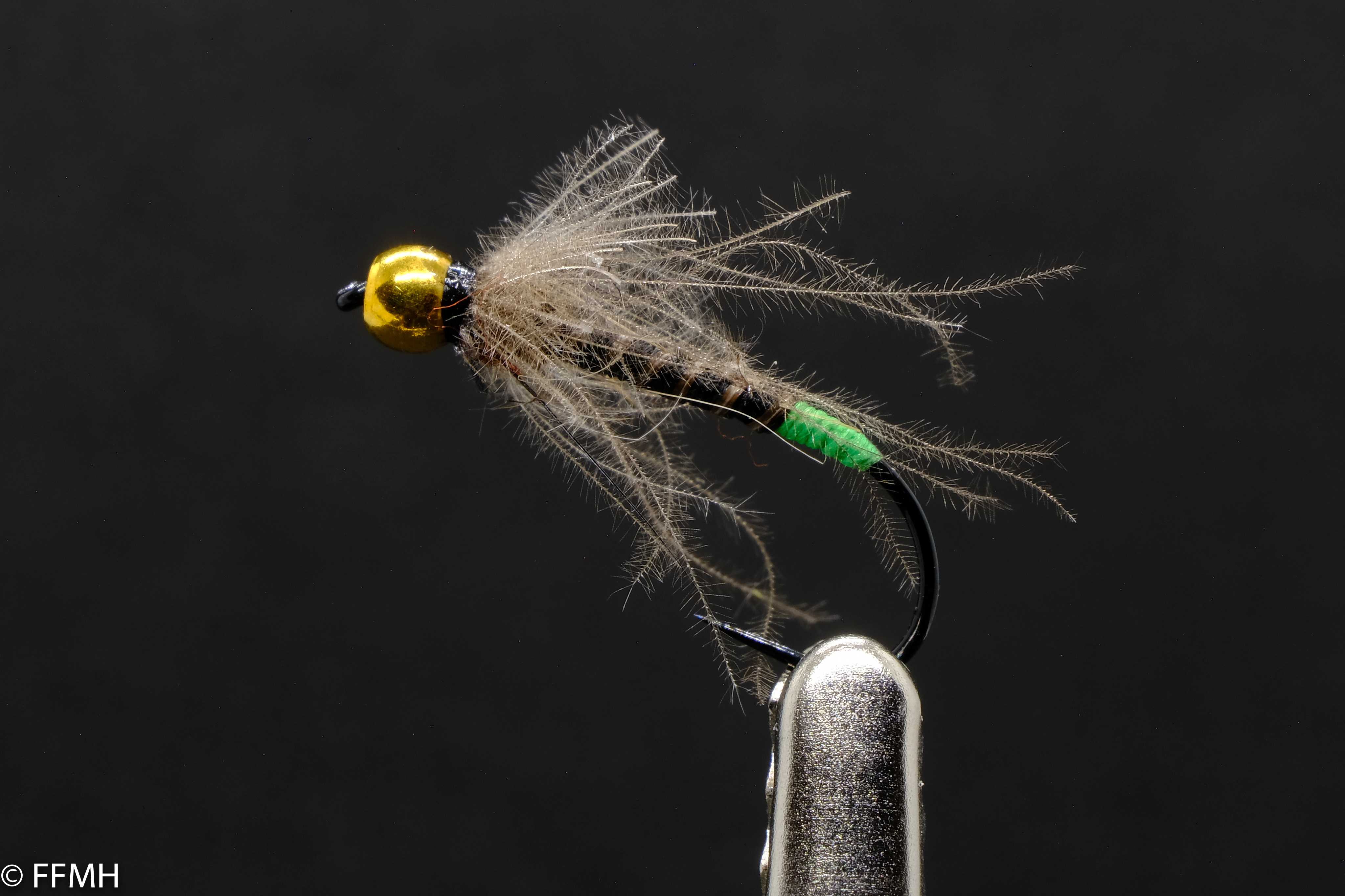 Gold Head Brown Body Green Tail – naturgetreue Nymphe mit goldfarbenem Kopf, braunem Körper und leuchtend grünem Segment, ideal für Forellen in leicht getrübtem Wasser
