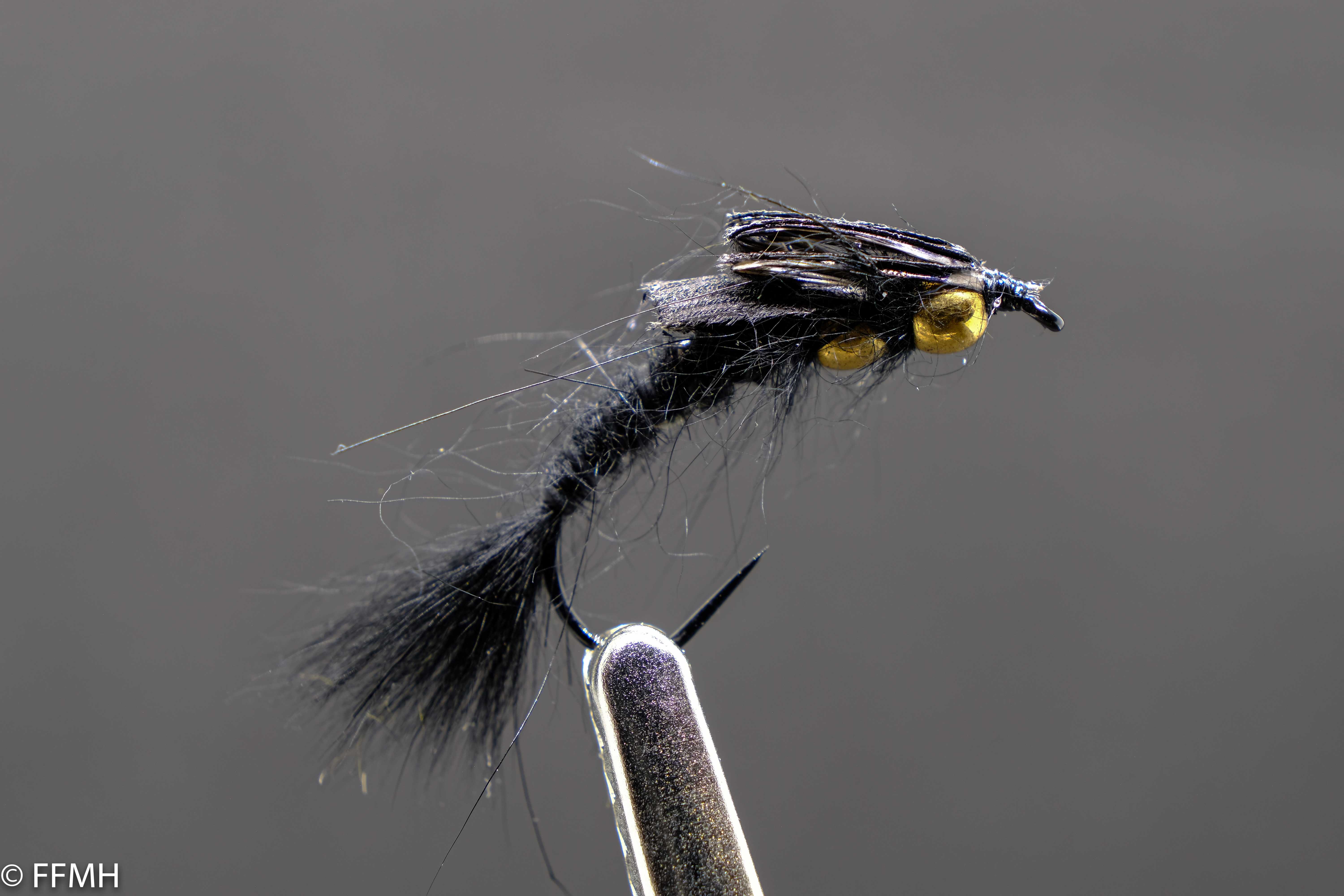 Gold Nugget Creeper Black – handgebundene Nymphe in tiefem Schwarz mit goldfarbenem Doppelkopf, naturgetreuer Köder für Fliegenfischer & Liebhaber filigraner Wasserwelt-Details