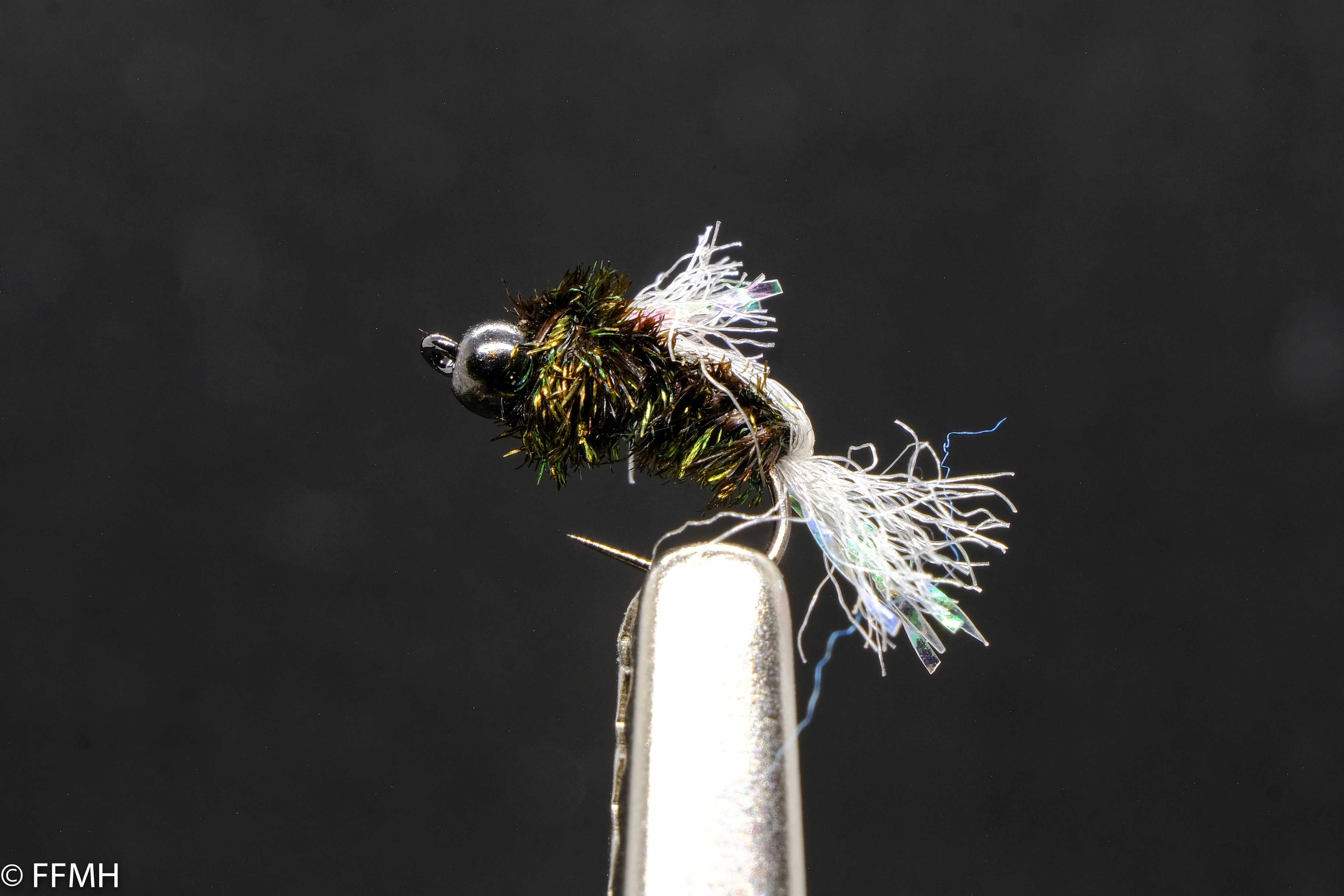 Bubble Blackfly – handgebundene Nymphe mit schwarzem Körper, glänzenden Thoraxfasern und auffälligen weißen Bubble-Flügeln, ideal für aktive Fischerei in strömungsreichen Gewässern