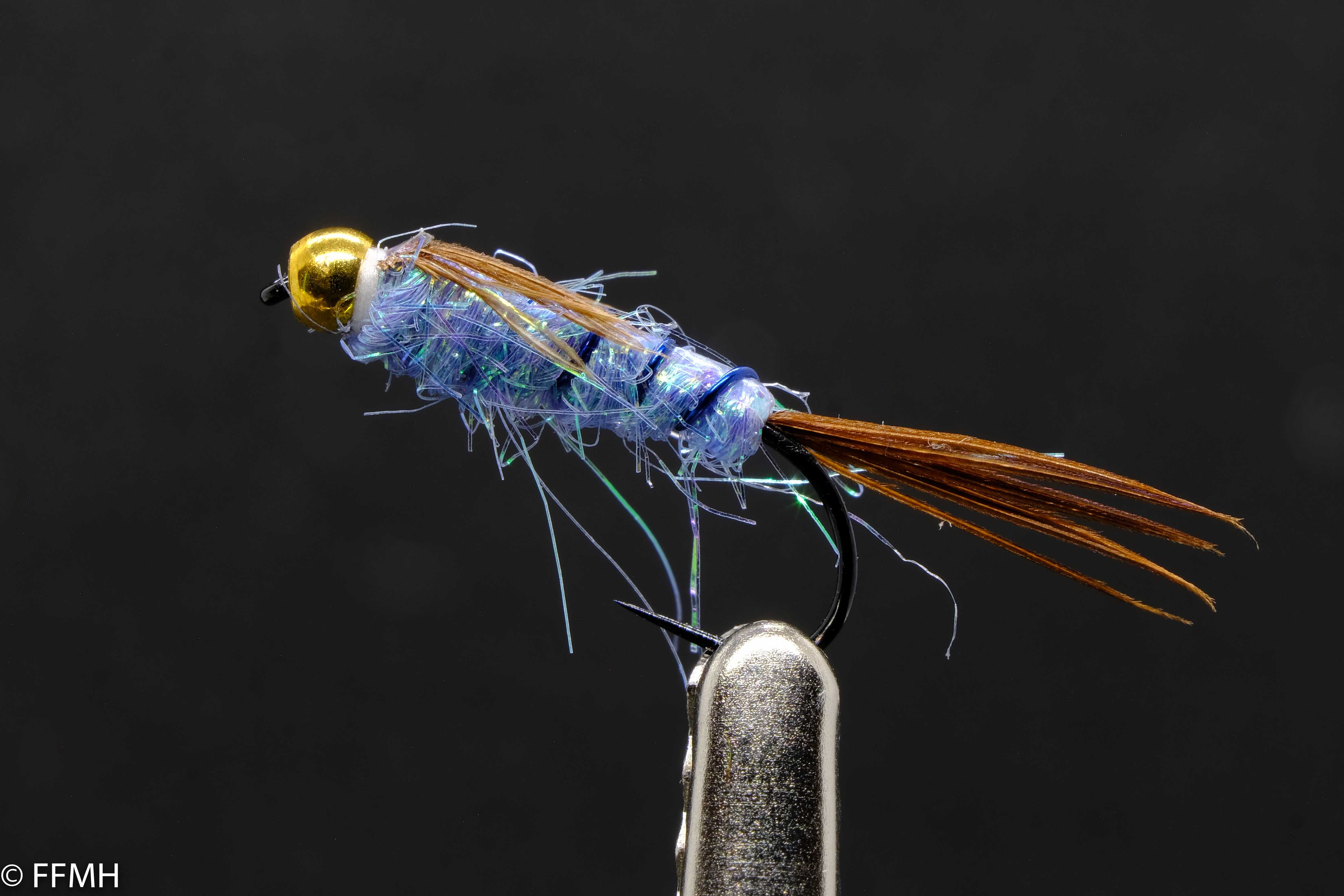 Broad Pheasant Tail Nymph Attractor – handgebundene, breit gebaute Nymphe mit goldfarbenem Kopf, blauem Körper und braunem Schwänzchen, effektiver Reizköder für Forellen und Äschen