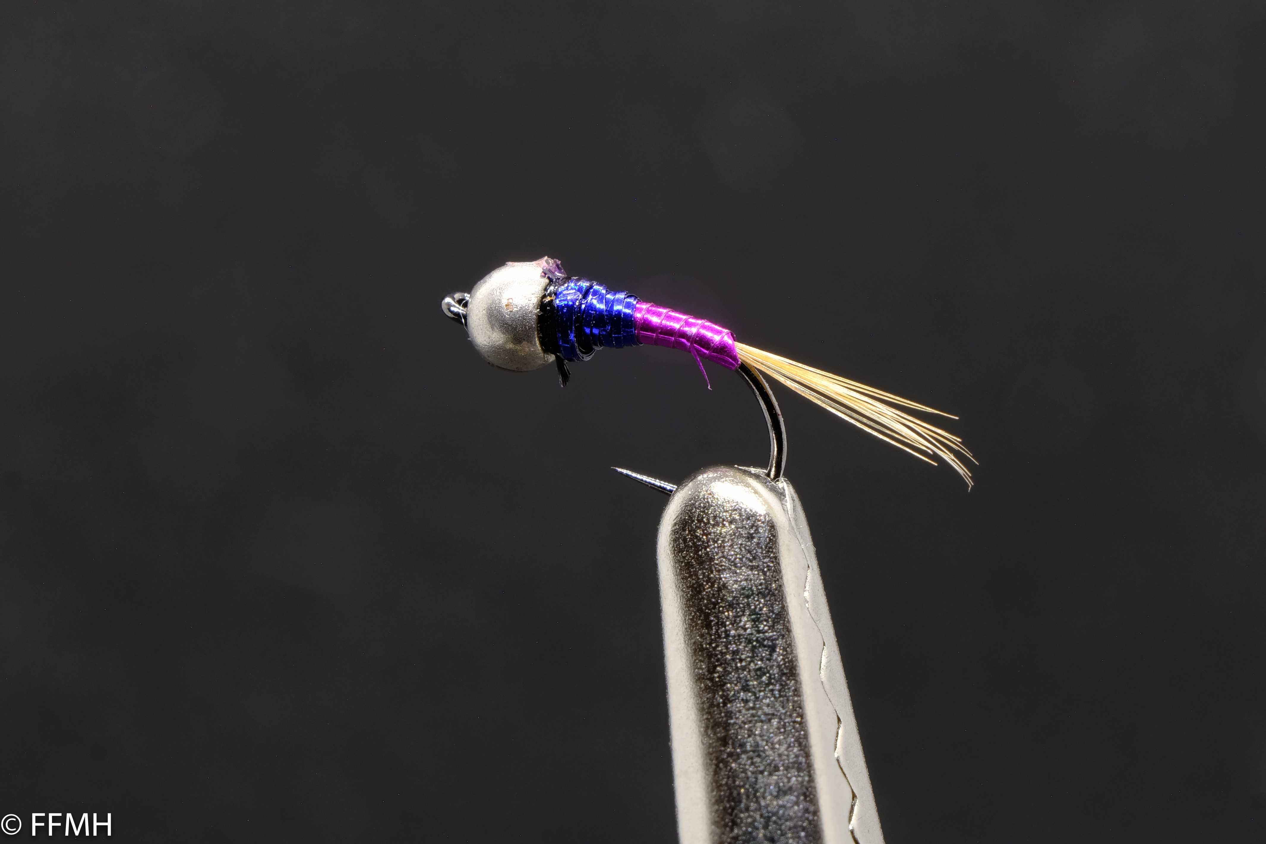 Silver Head Blue Purple Pheasant Tail – handgebundene Nymphe mit silbernem Kopf, farbintensivem Körper in Blau und Violett sowie feinem Fasanenschwanz, naturgetreu & liebevoll gefertigt für klare Präsentationen