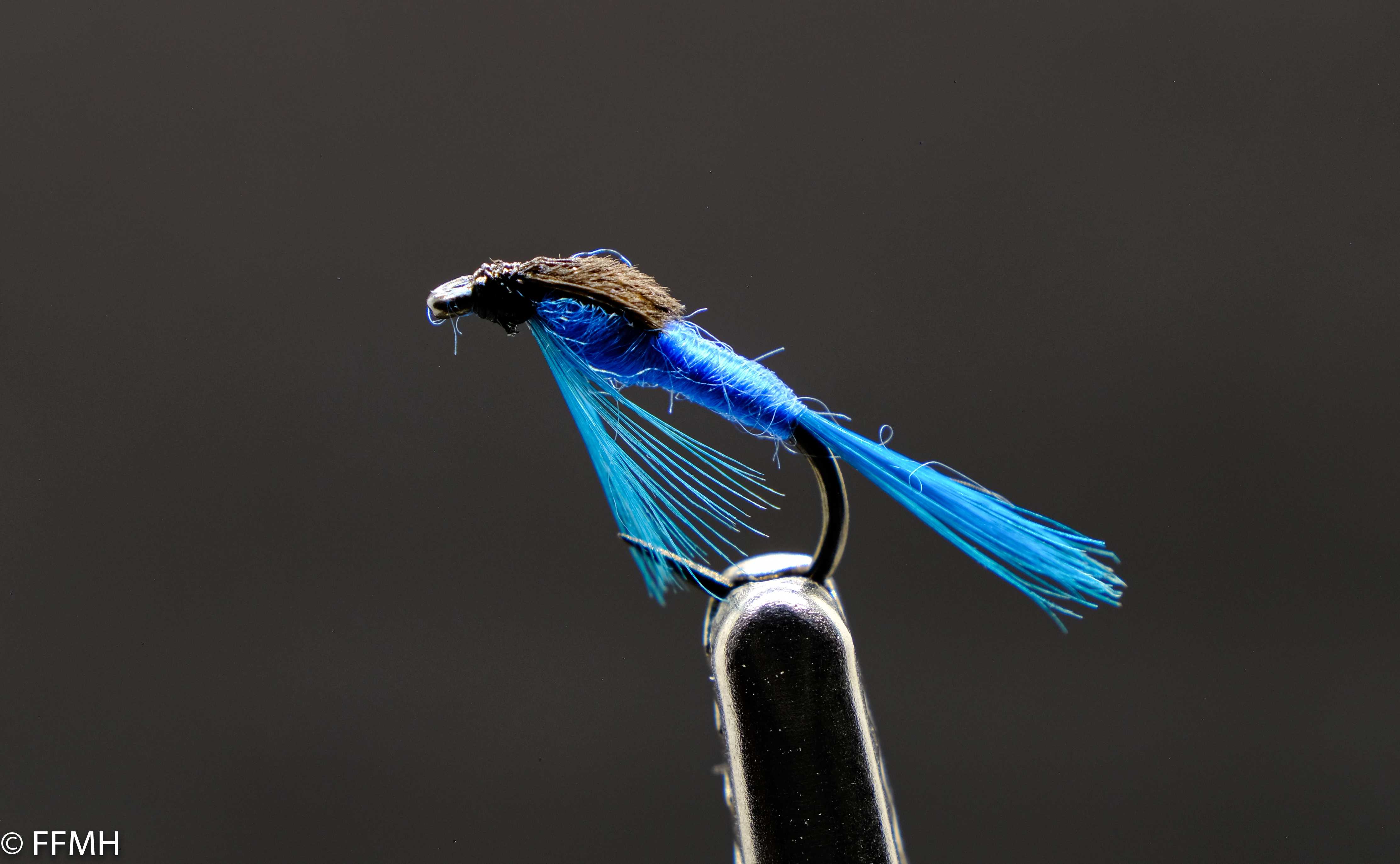 Damsel Nymph Blue – handgebundene Nassfliege in leuchtendem Blau, naturgetreu gestaltet für Fliegenfischer und Naturfreunde mit Liebe zum Detail