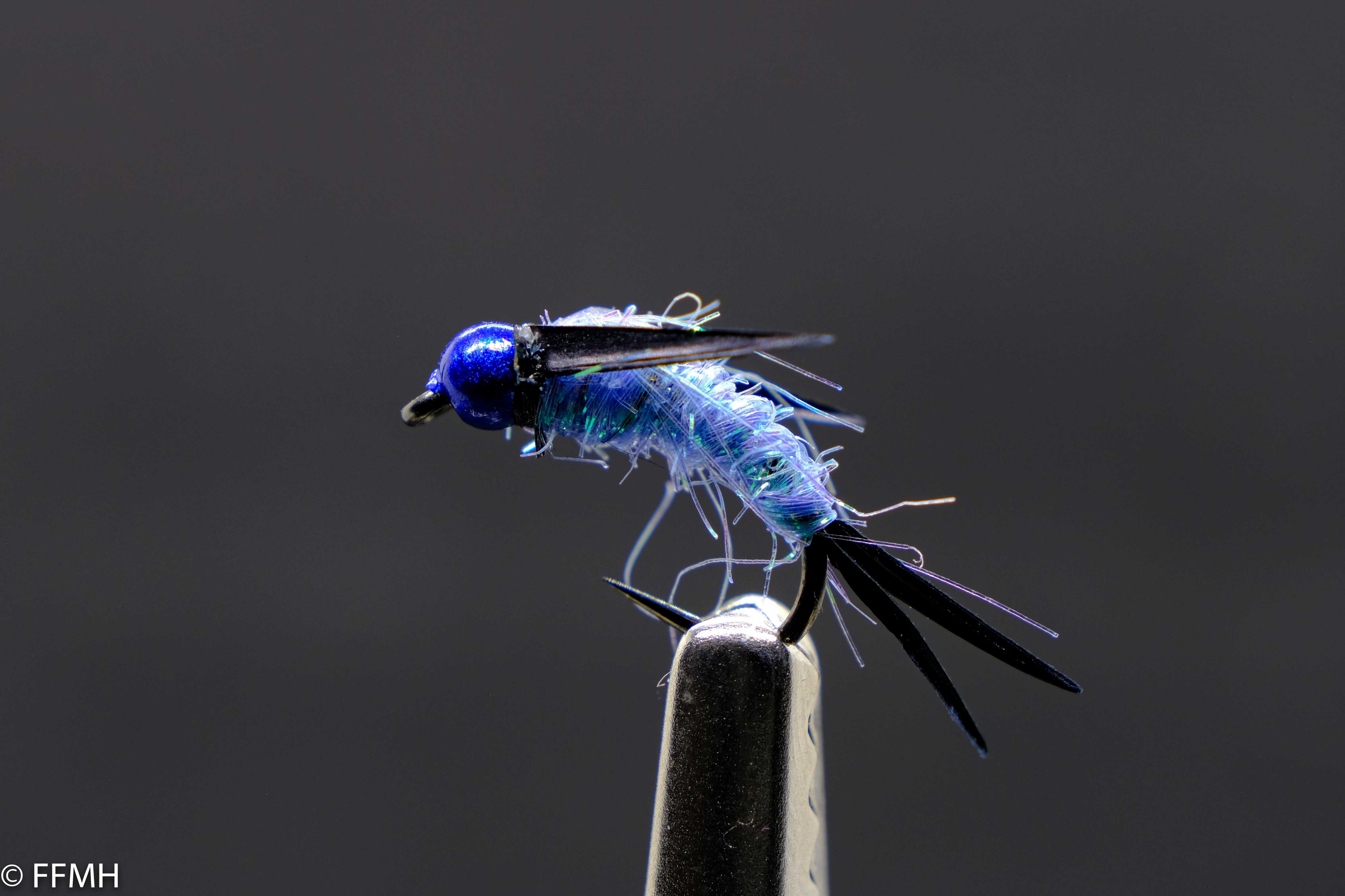 Light Blue Ball Nymph – moderne, handgebundene Nymphe mit kräftigem blauem Perlenkopf, hellblauem Körper und dunklem Gabelschwanz, auffälliger Köder für klares Wasser und schnelle Strömung