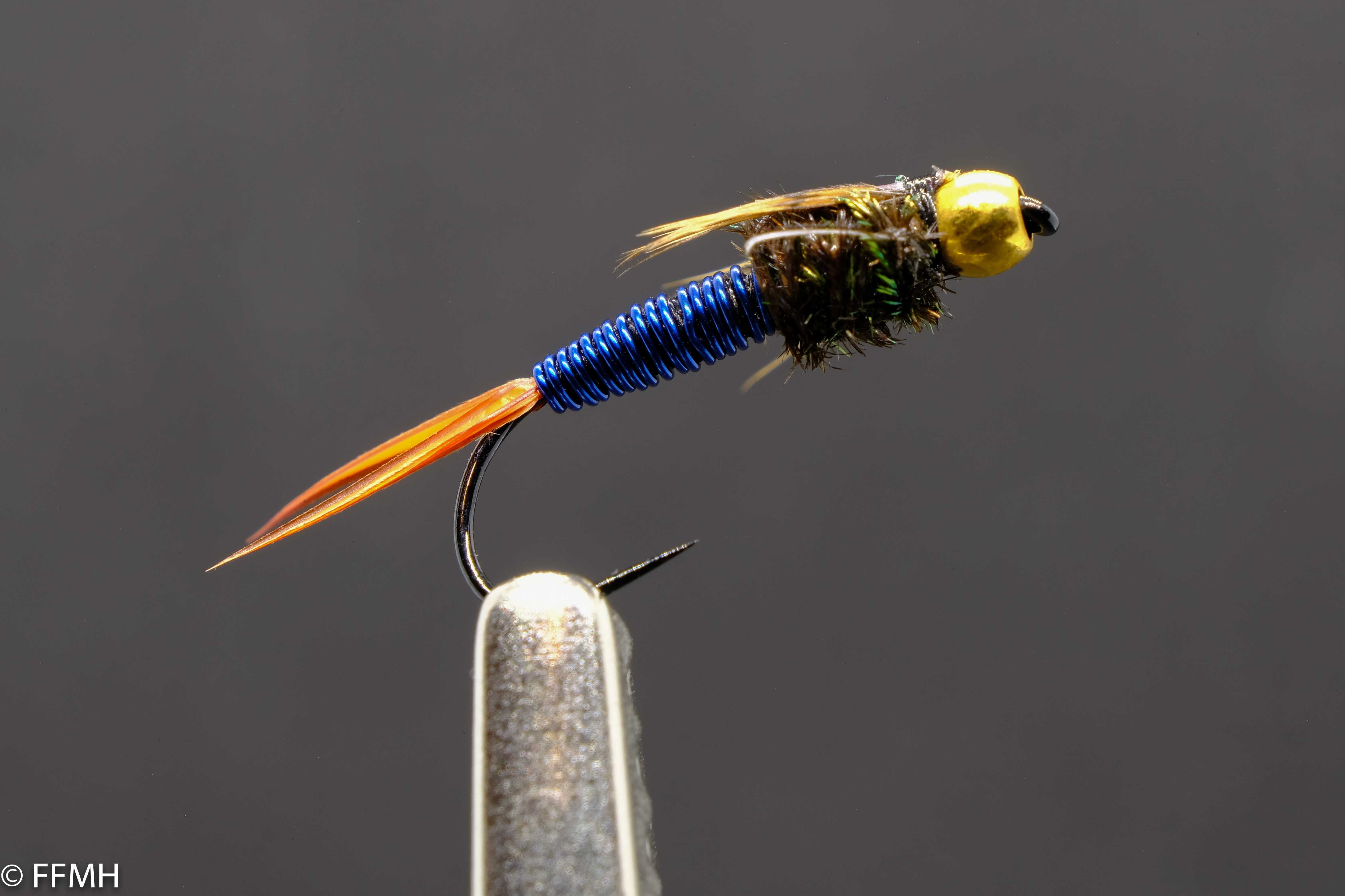 BH Copper John Blue – handgebundene Nymphe mit leuchtend blauem Körper, orangefarbenem Schwanz und goldfarbenem Perlenkopf, ideal für tiefe und schnellfließende Gewässer