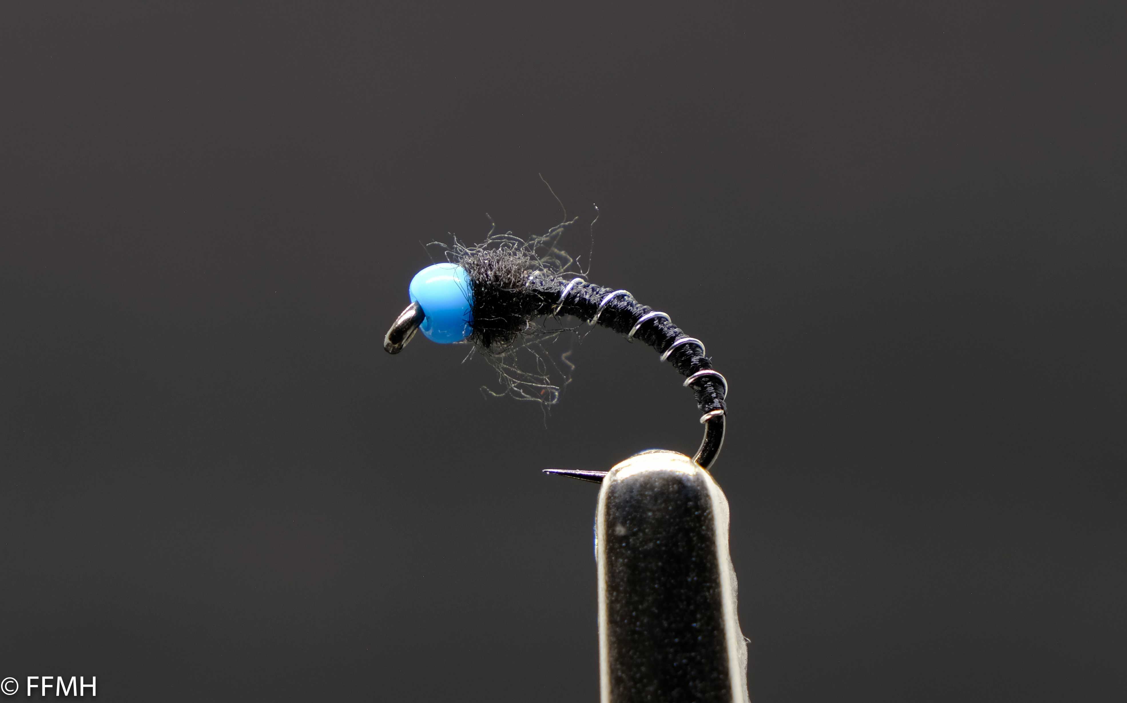 Grayling Blue Crystal – handgebundene Nymphe mit glänzend blauer Perle und dunklem Körper, feiner Köder für Fliegenfischer mit Sinn für klare Wasserwelten