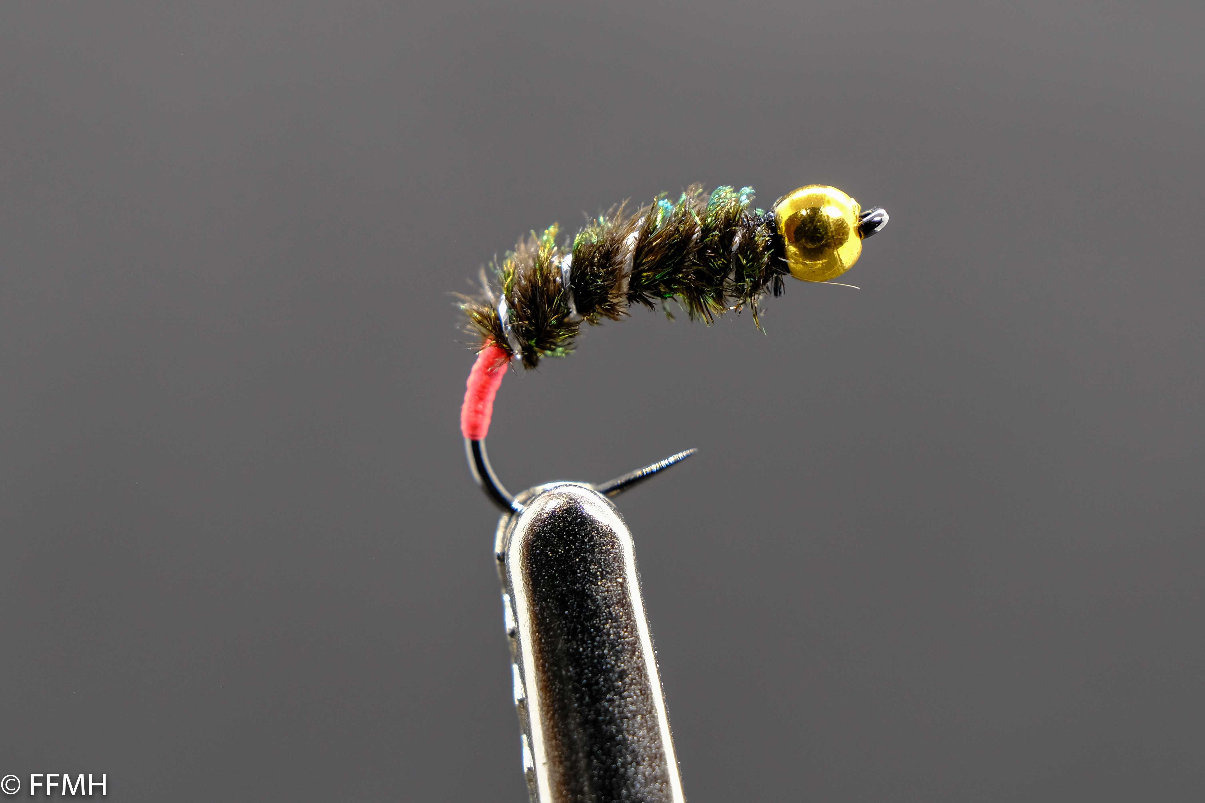 Stick Fly Orange – handgebundene Nymphe mit goldfarbenem Perlenkopf und oranger Akzentierung, naturgetreuer Nassköder für Fliegenfischer mit Liebe zum Detail