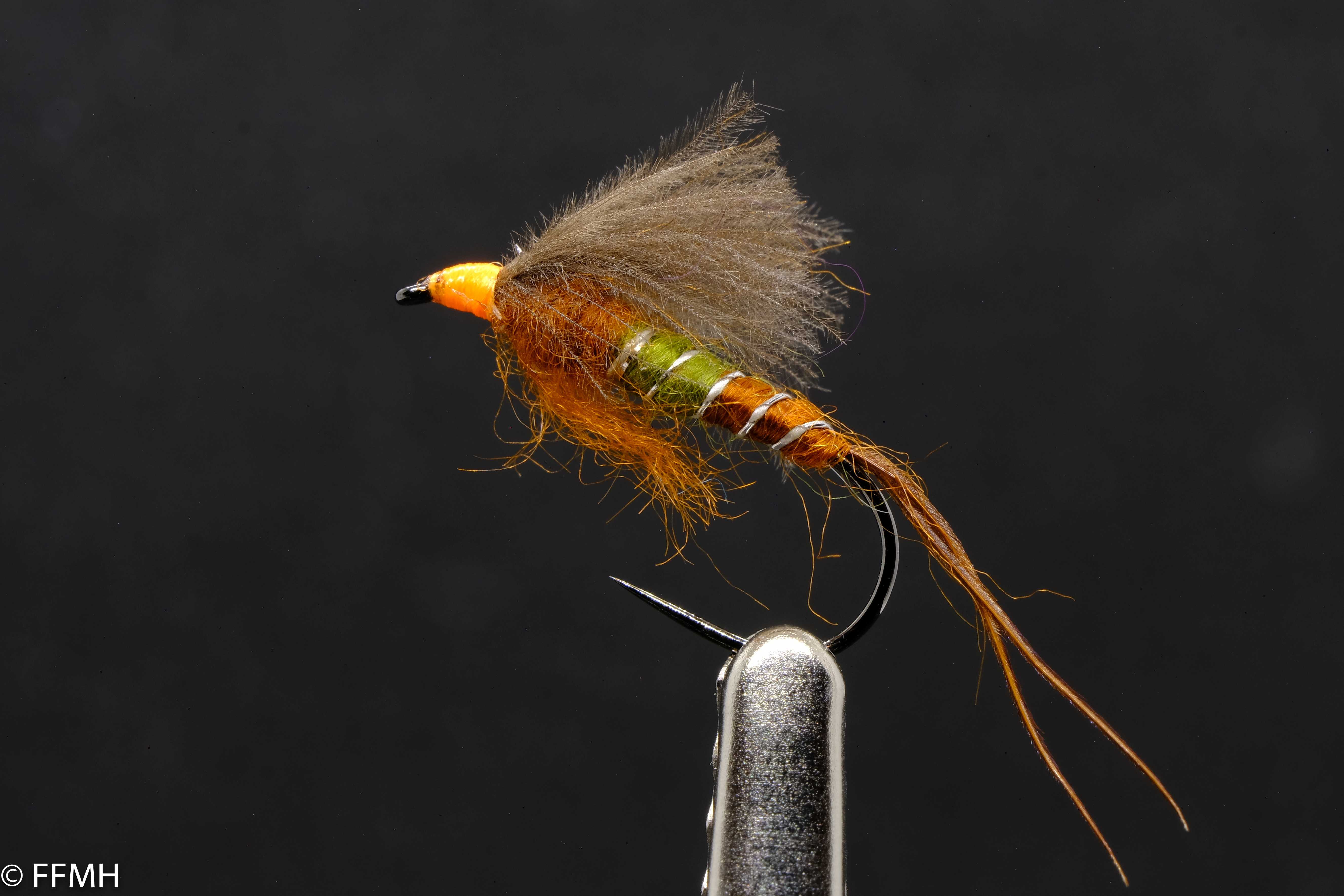 Blue Winged Olive Nymph – handgebundene Nymphe mit olivgrünem Körper, zarten Flügeln und braunem Schwänzchen, liebevoll gestaltet zur Imitation der Oliven-Eintagsfliege unter Wasser