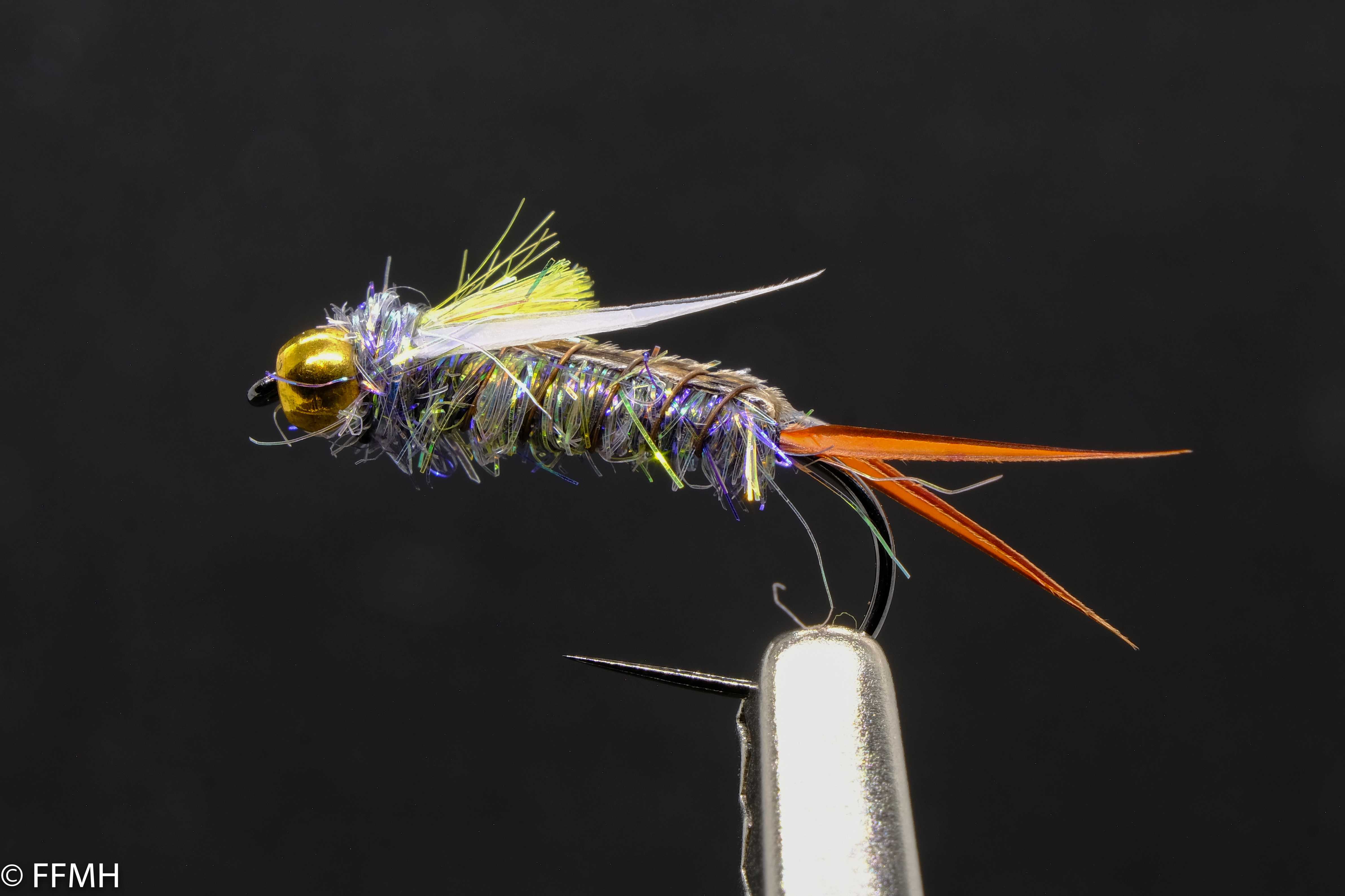 Psycho – handgebundene Attractor-Nymphe mit goldfarbenem Kopf, irisierendem Körper, orangefarbenem Doppelschwanz und hellem Flügelpaar, perfekt für aggressive Forellen in schnell fließenden Gewässern