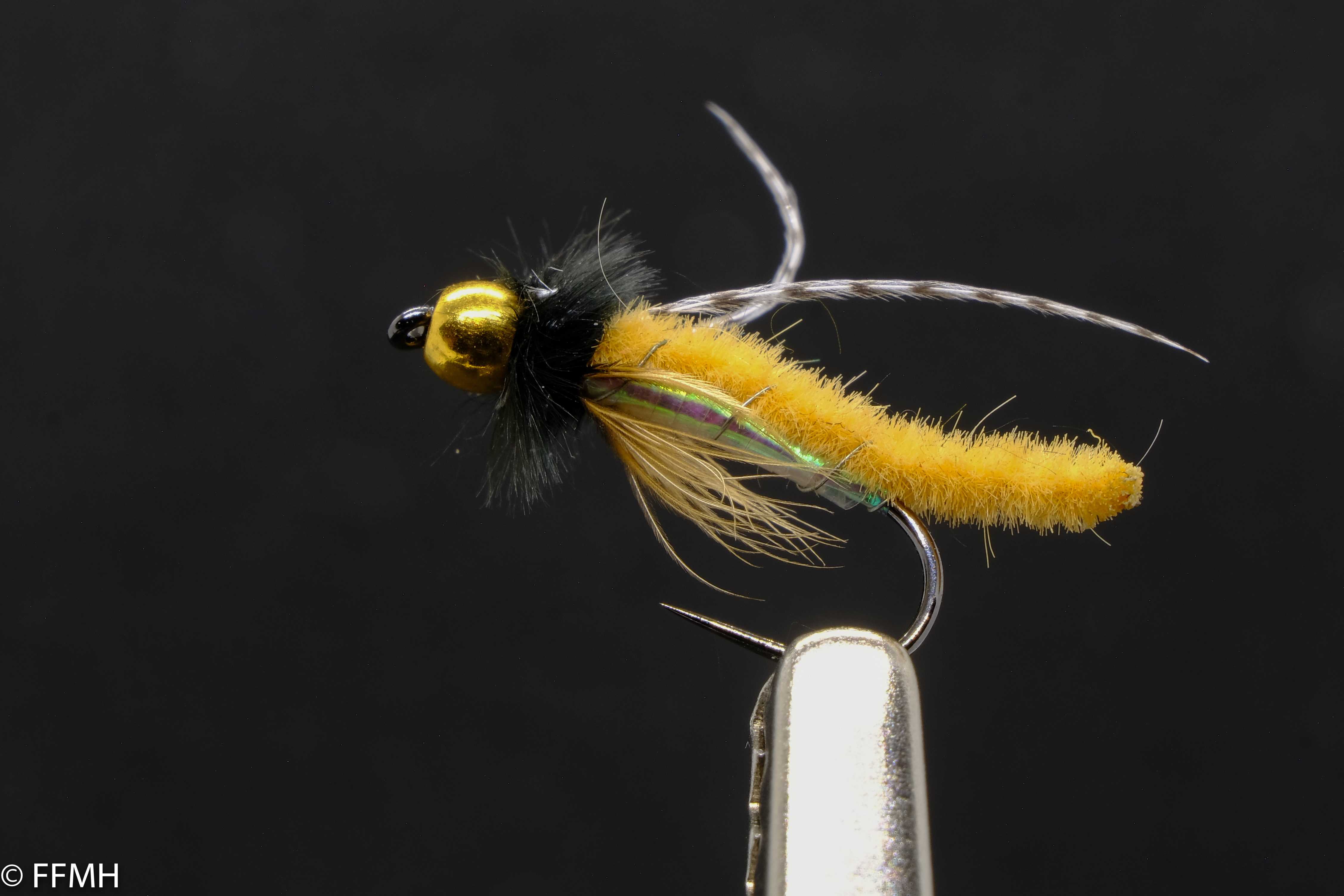 Ultra Pupa Amber – handgebundene Pupa-Nymphe mit goldfarbenem Kopf, weichem, amberfarbenem Körper und langen Antennen, ideal für die Fischerei in tieferen Gewässerzonen