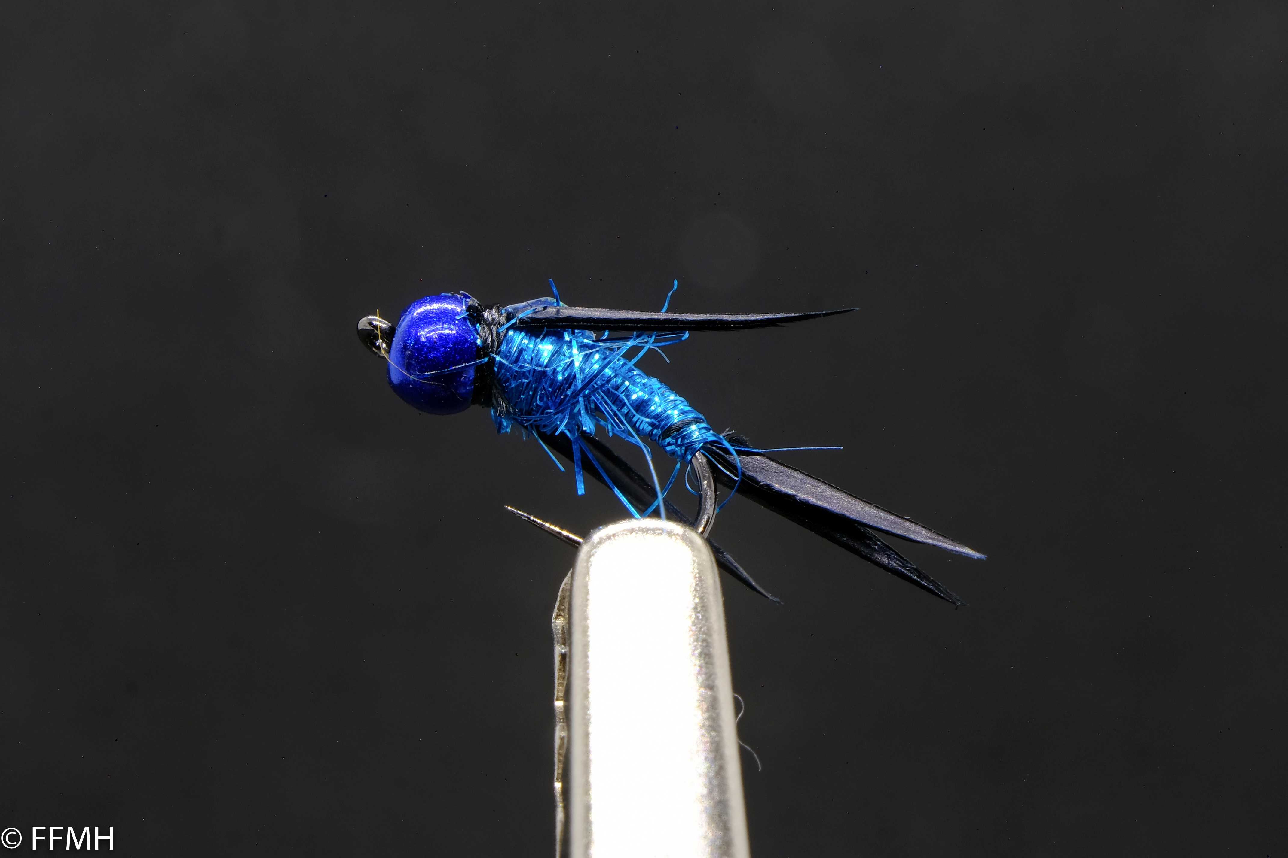 Dark Blue Ball Nymph – handgebundene Nymphe mit glänzendem, kugelförmigem Kopf in Dunkelblau und kontraststarkem Körper, auffälliger Köder für tiefe oder schnell fließende Gewässer