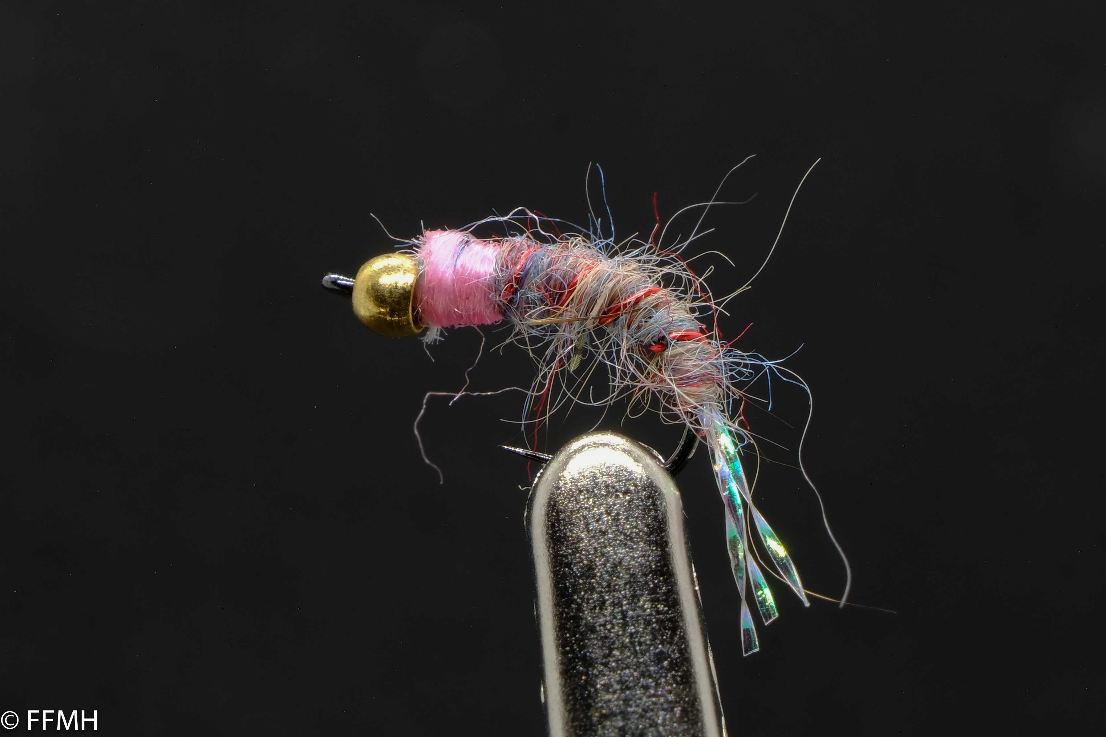 Pink Squirrel Nymph – handgebundene Reiznymphe mit goldfarbenem Kopf, pinkem Thorax und schimmerndem Schwänzchen, auffälliger Köder für Forellen in trüben oder schnellen Gewässern