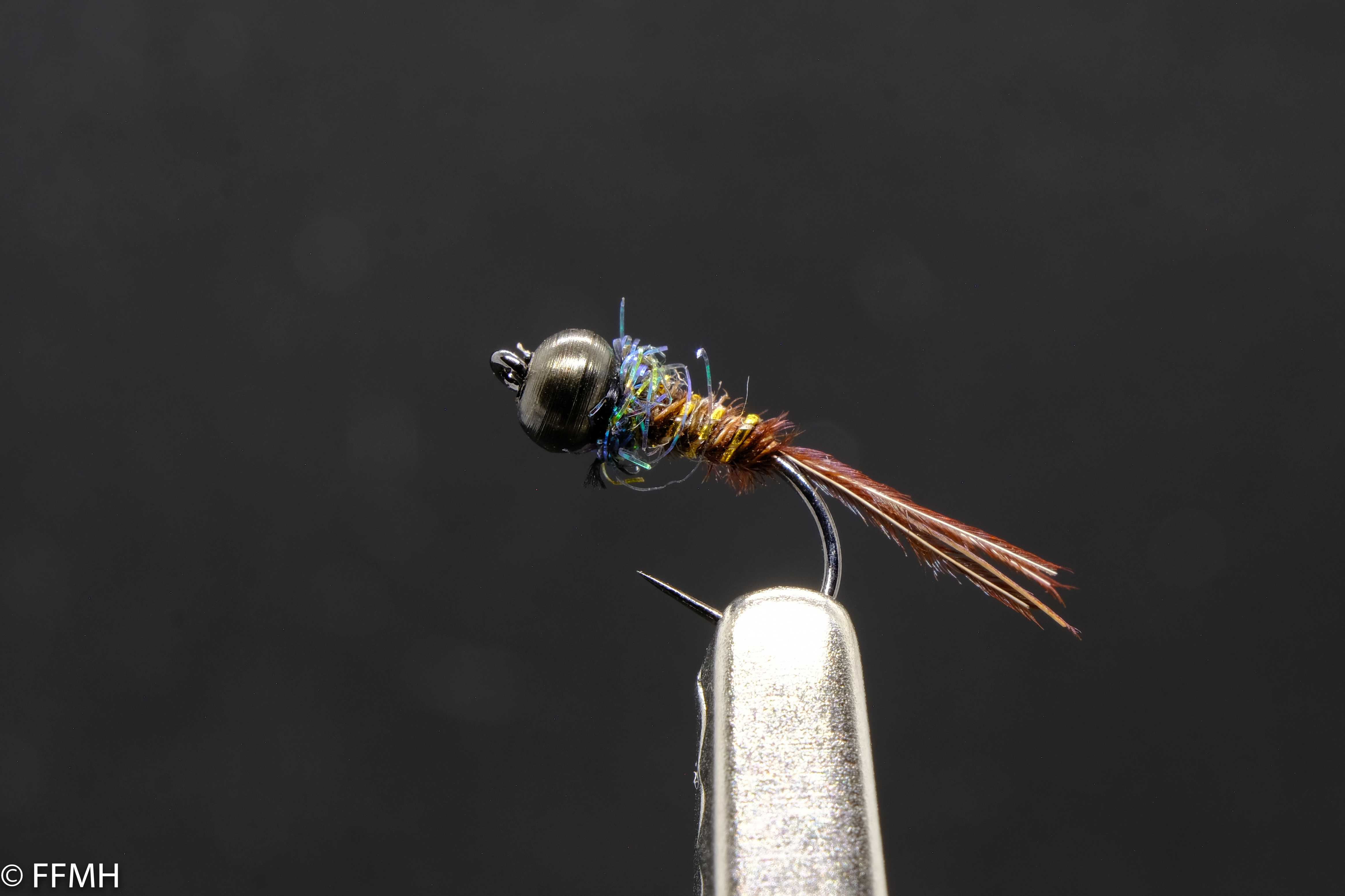 Matt Gold Head Brown Tail – handgebundene Nymphe mit mattem Goldkopf, glitzerndem Thorax und natürlichem Braunschwanz, perfekt für feines Fliegenfischen in klaren Gewässern