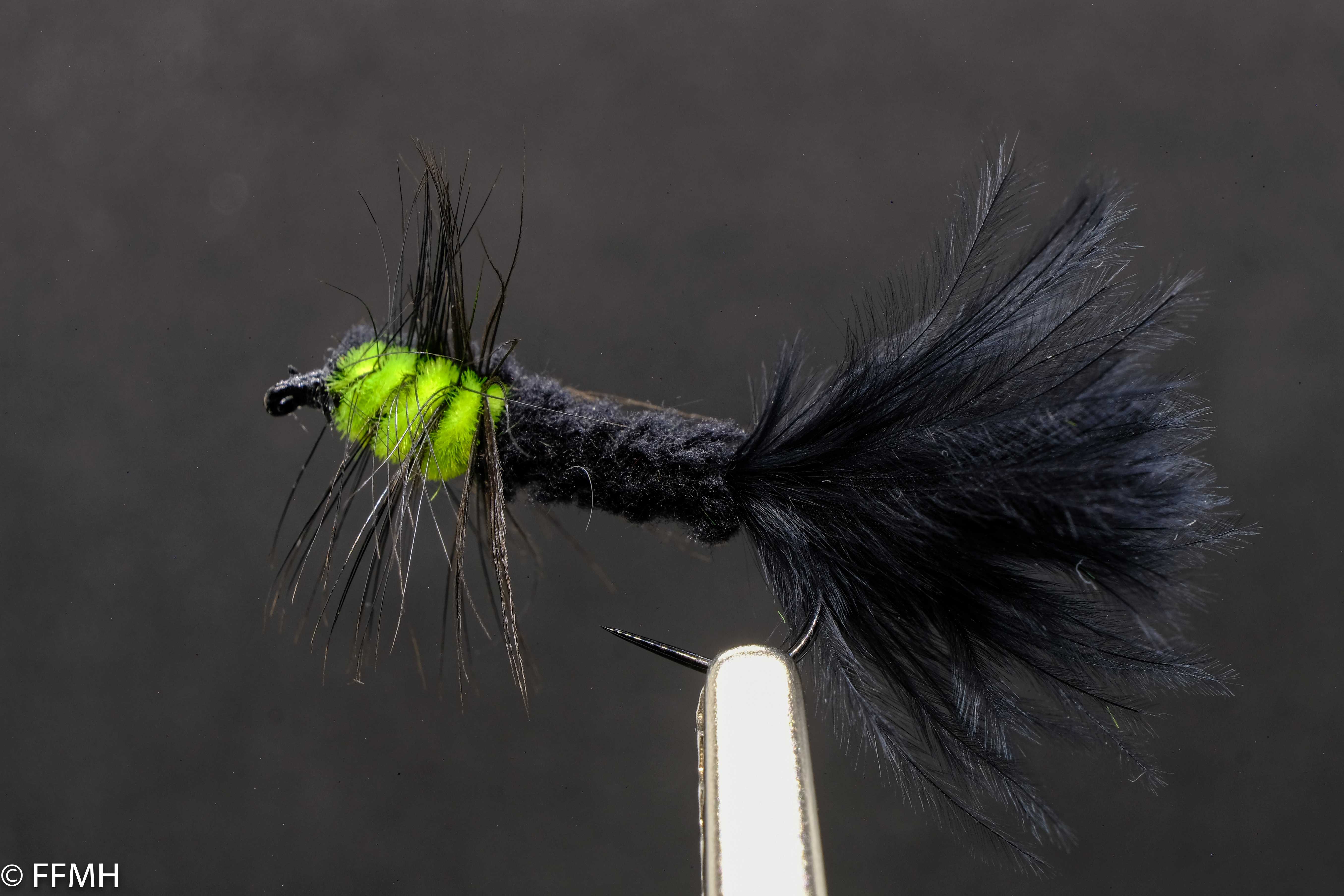 Montana Green Nymph – voluminöse Nymphe mit schwarzem Körper, kräftigem Schwanz und leuchtend grünem Thorax, klassischer Reizköder für Forellen und Saiblinge in bewegtem Wasser