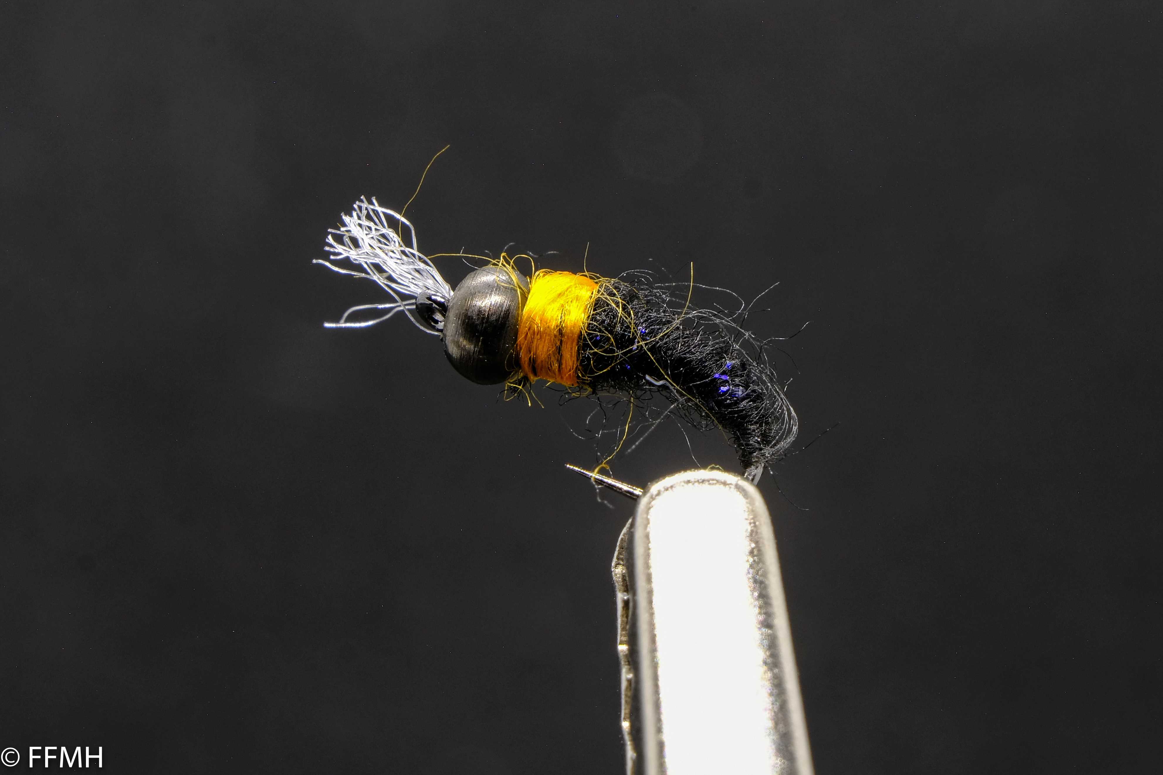 Black Fly Pupa – handgebundene Nymphe in Schwarz mit goldfarbenem Thoraxring und dezentem Flügelschimmer, detailgetreue Nachbildung einer Fliegenpuppe für feines Fliegenfischen