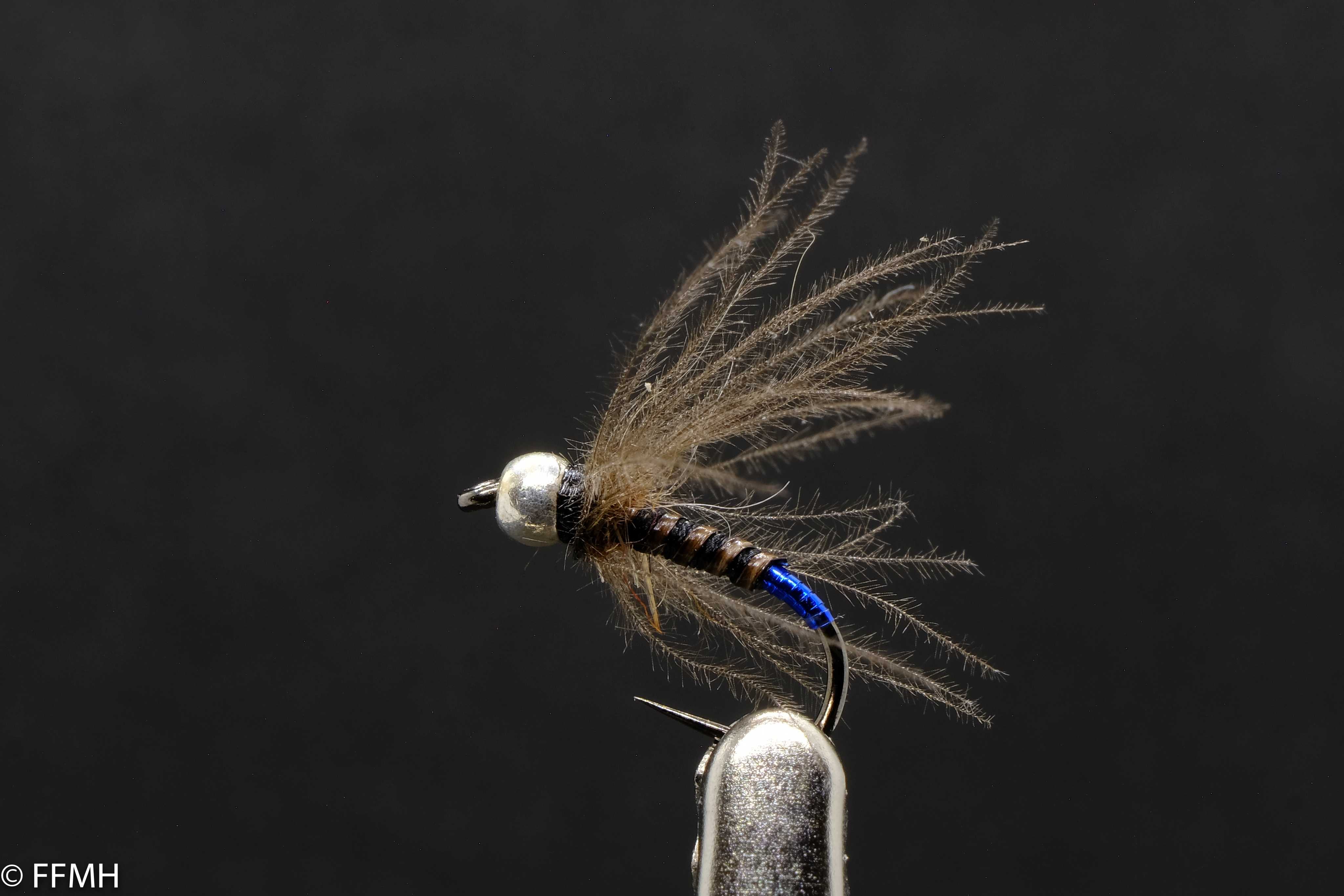 Silver Head Brown Body Blue Tail – filigran gebundene Nymphe mit silbernem Kopf, braun segmentiertem Körper und kräftig blauem Schwanz, perfekte Kombination aus Natürlichkeit und Reiz für vorsichtige Forellen