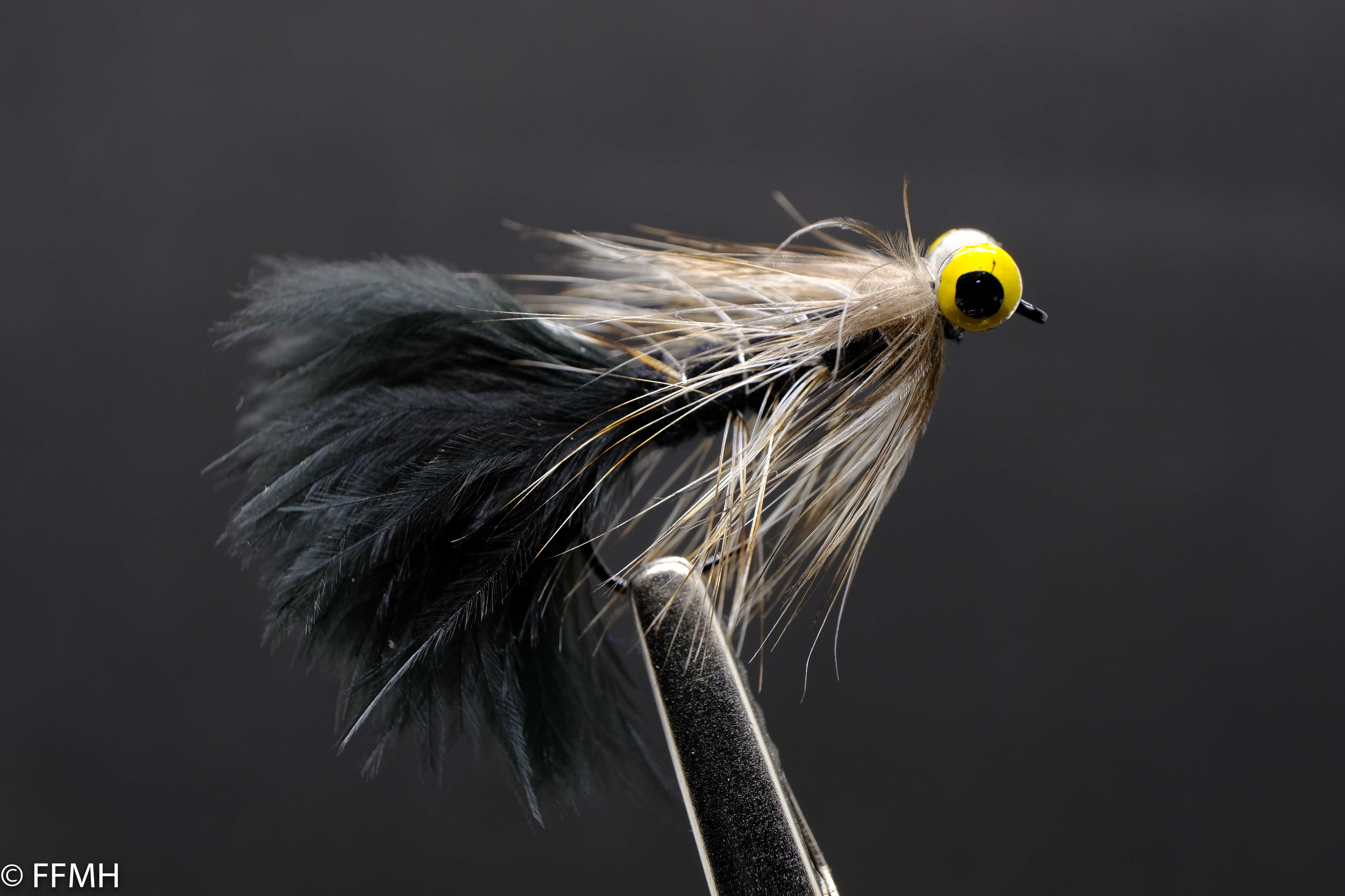 Bead Eye Black – handgebundener Streamer in klassischem Schwarz mit auffälligem gelbem Kopf, naturgetreuer Nassköder für aktive Fischerei unter der Wasseroberfläche