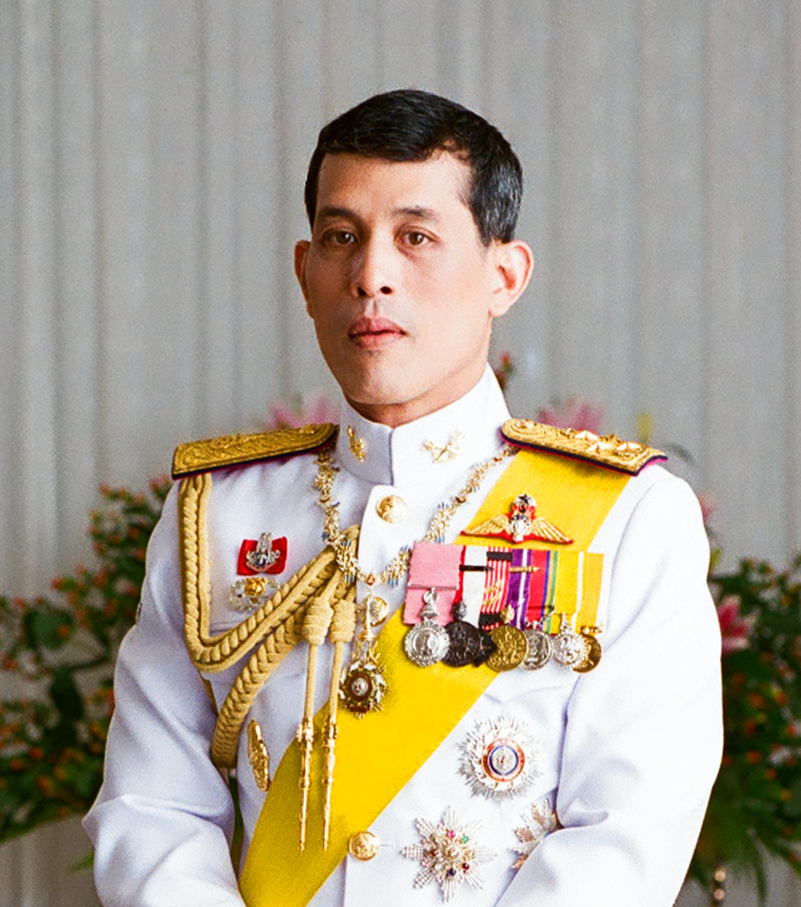 Thai King Sacks Six Palace Officials, Royal Consort