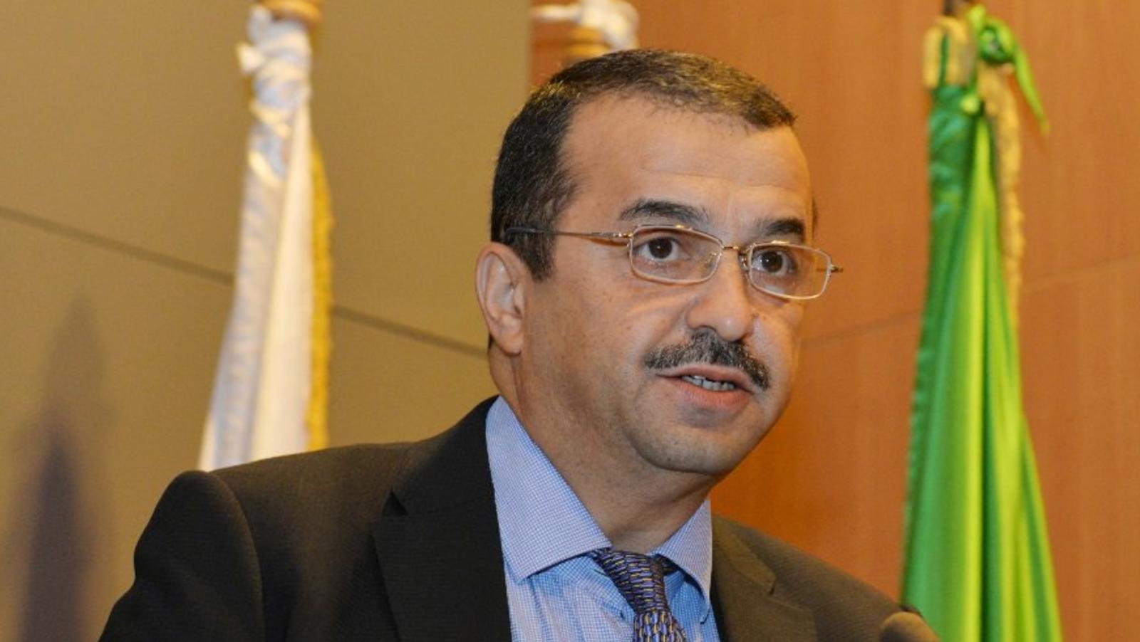 Algeria Urges Early Implementation of Oil Production Cuts as Prices Plummet